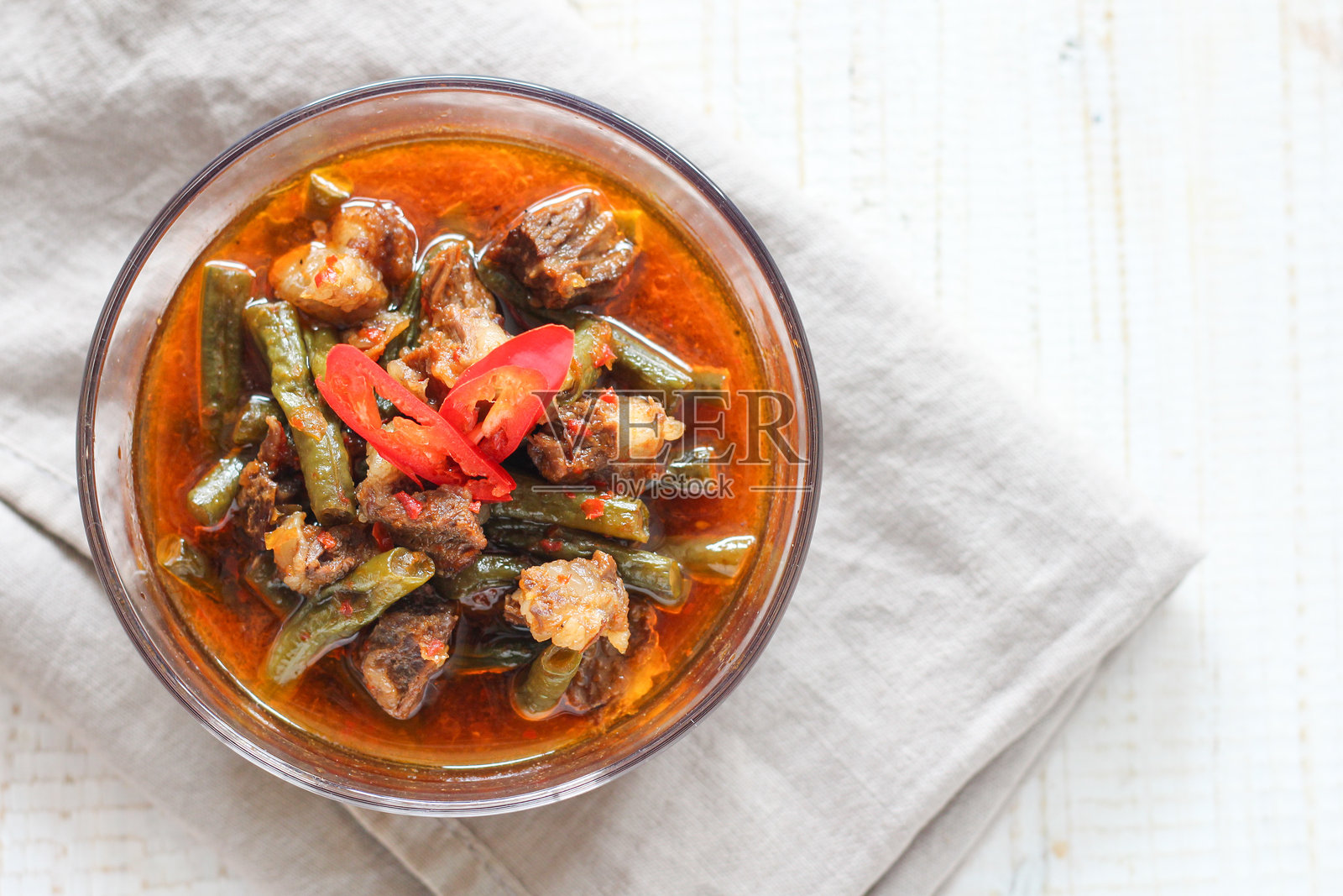 炒长豆肉。牛肉炒长豆。照片摄影图片