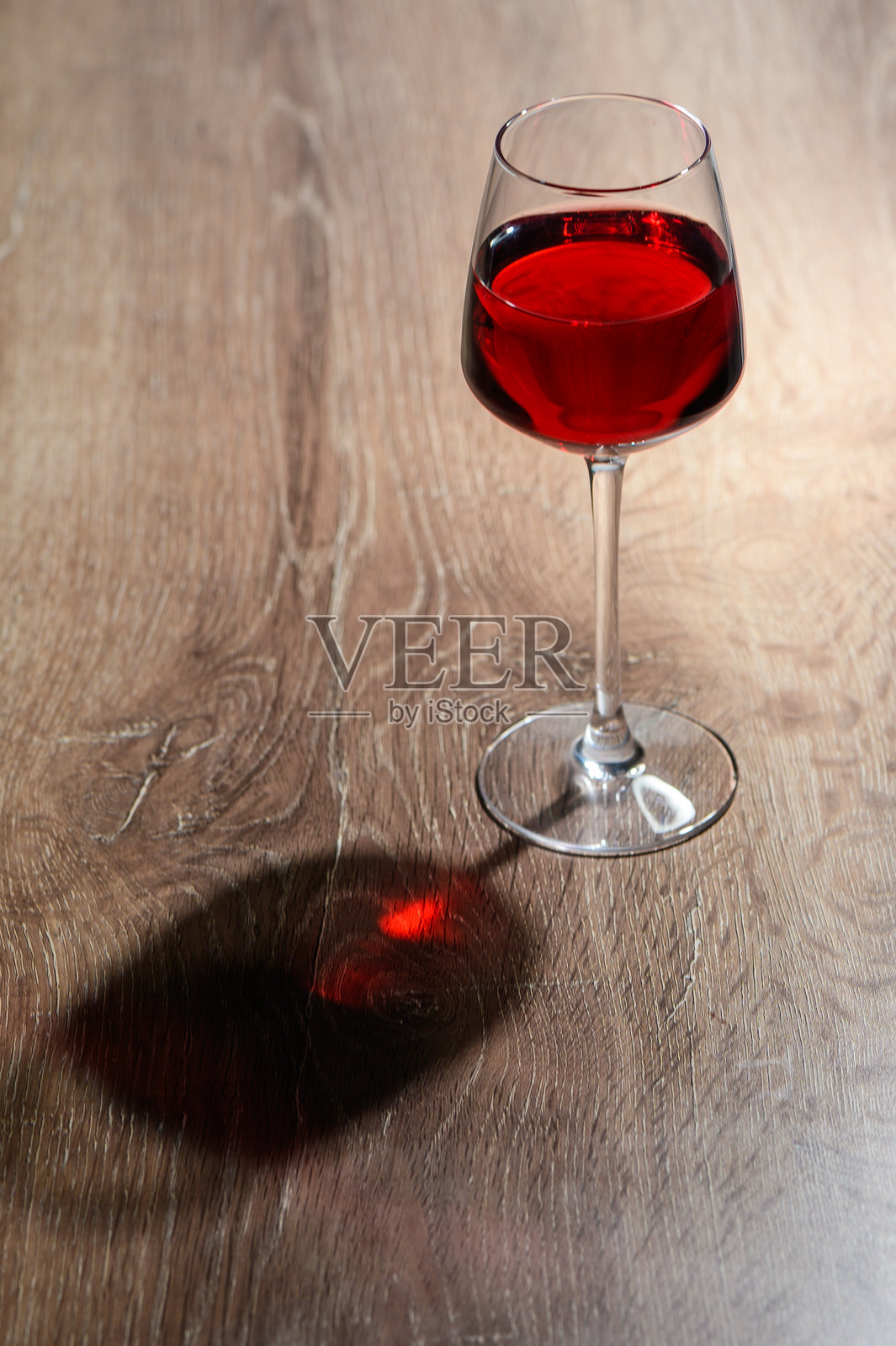 木桌上的一杯红酒和留白空间照片摄影图片