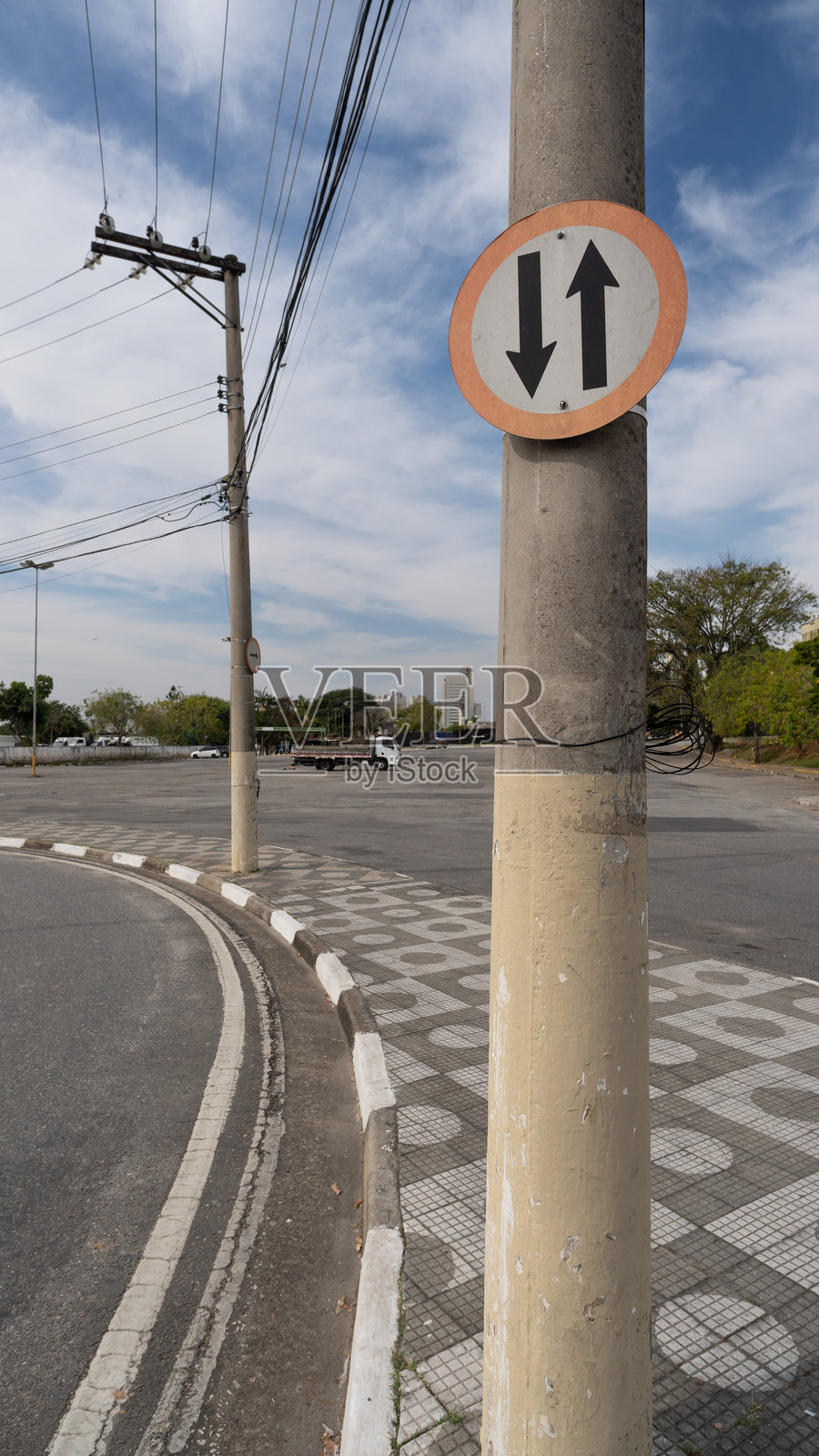 电线杆上的交通标志照片摄影图片