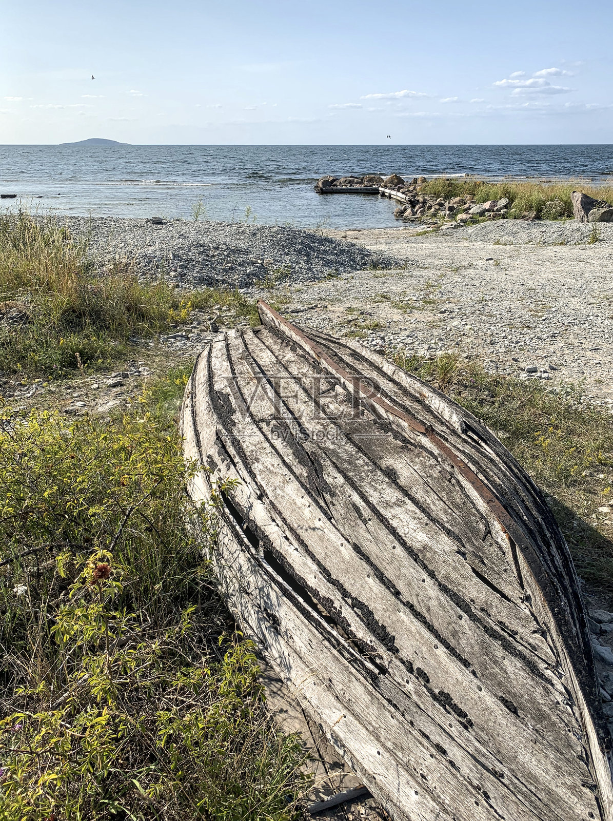 破旧的划艇静静地躺在岸边照片摄影图片
