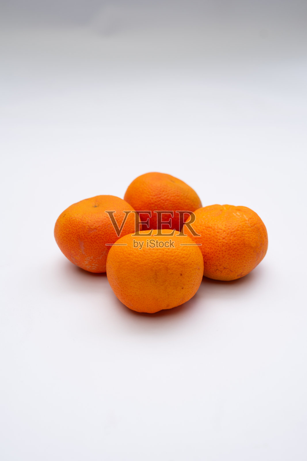 新鲜橙子在白色背景上，展现出鲜艳的色彩和自然的质感，适合食品、健康和生活方式项目。照片摄影图片