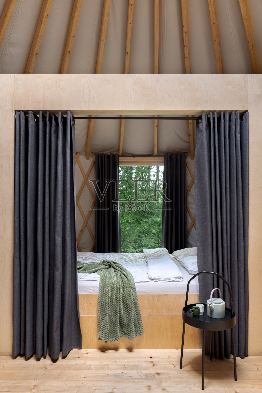 窗帘后面的舒适床铺照片摄影图片