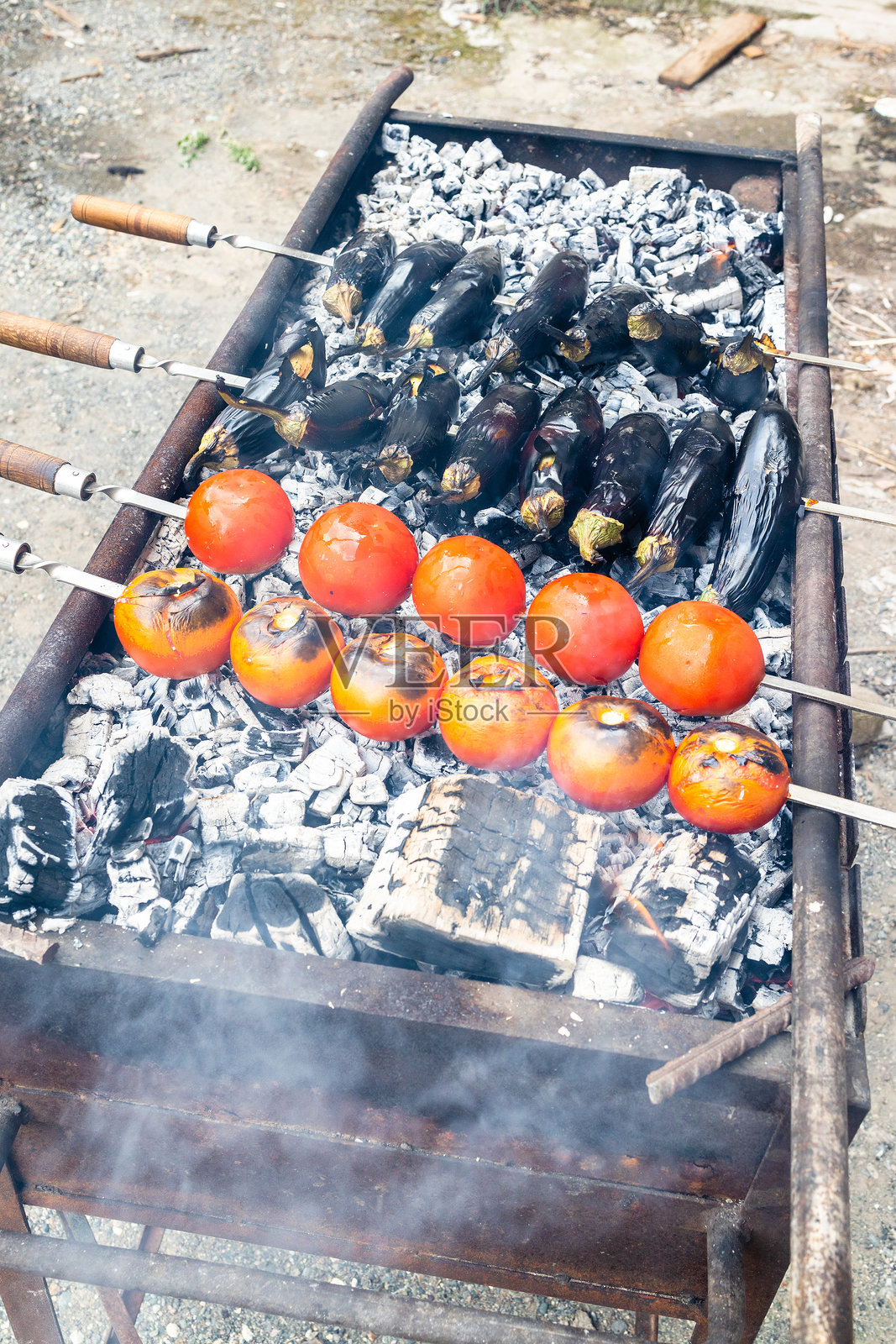 户外烤架上的烤串蔬菜照片摄影图片