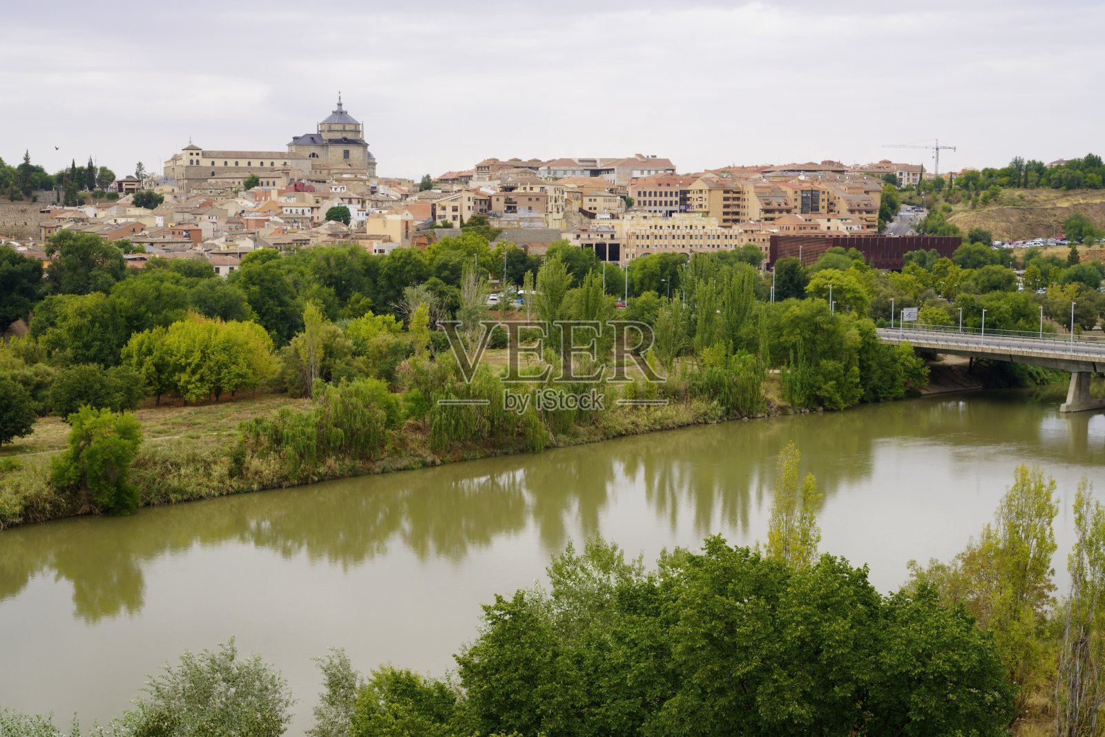 西班牙托莱多市，阴云密布的秋日。照片摄影图片