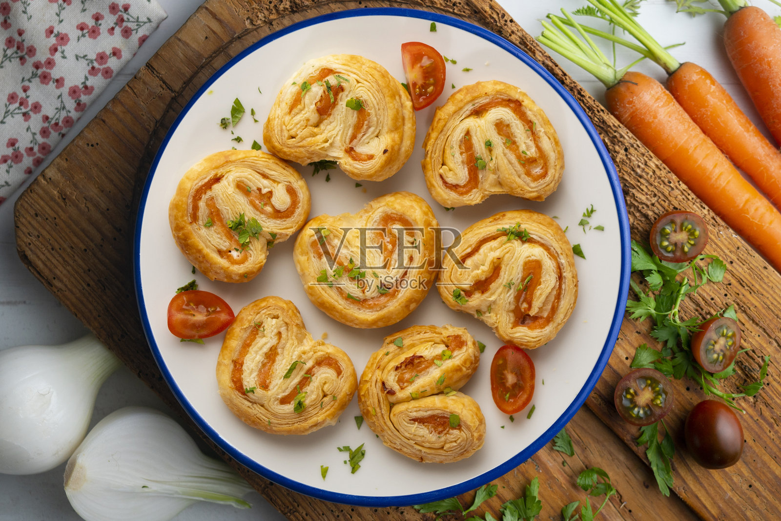 填有三文鱼和奶酪的酥皮点心。装饰的桌面俯视图。照片摄影图片