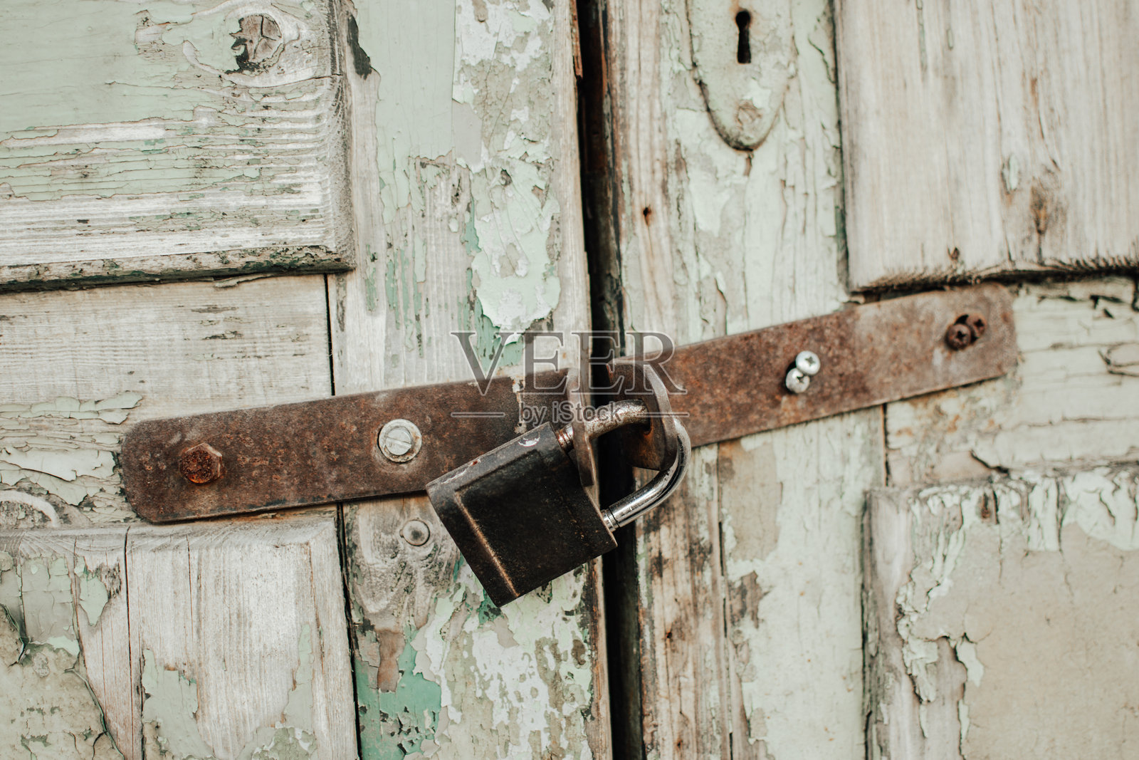 用锁锁住的旧木门被封住照片摄影图片
