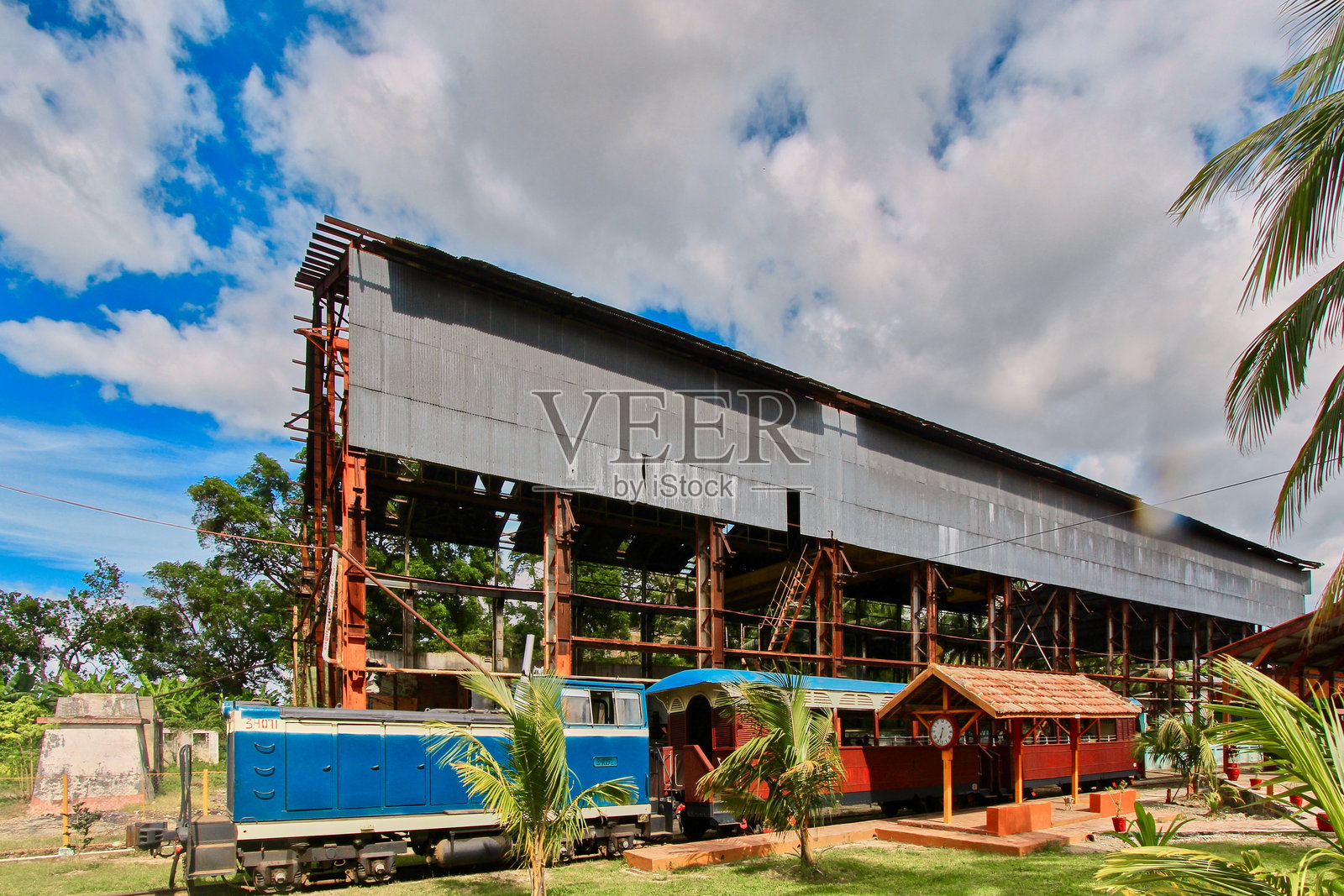 一个工业场景，背景有一个大型的、风化的金属结构照片摄影图片