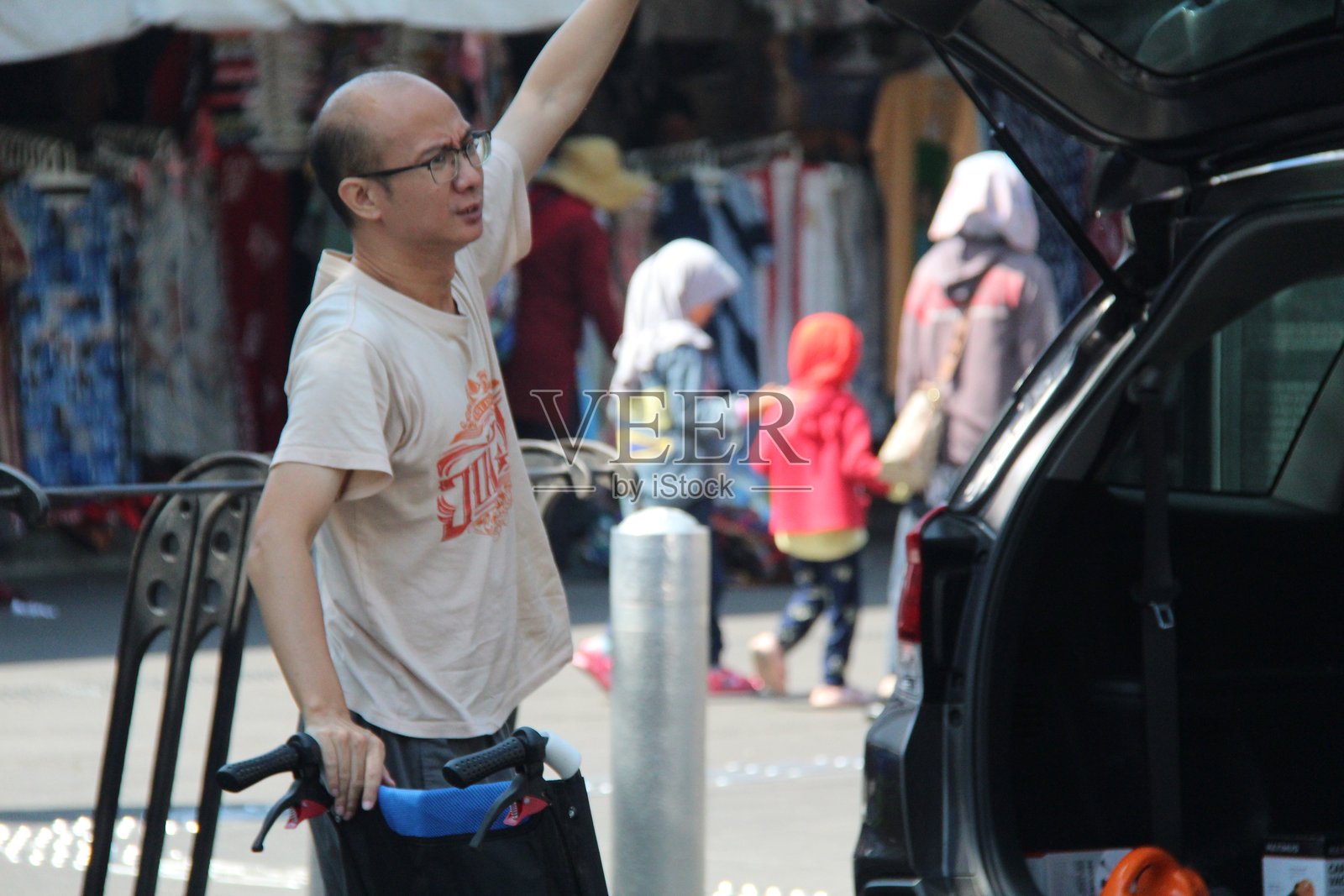 亚洲成年男性正在进行活动照片摄影图片