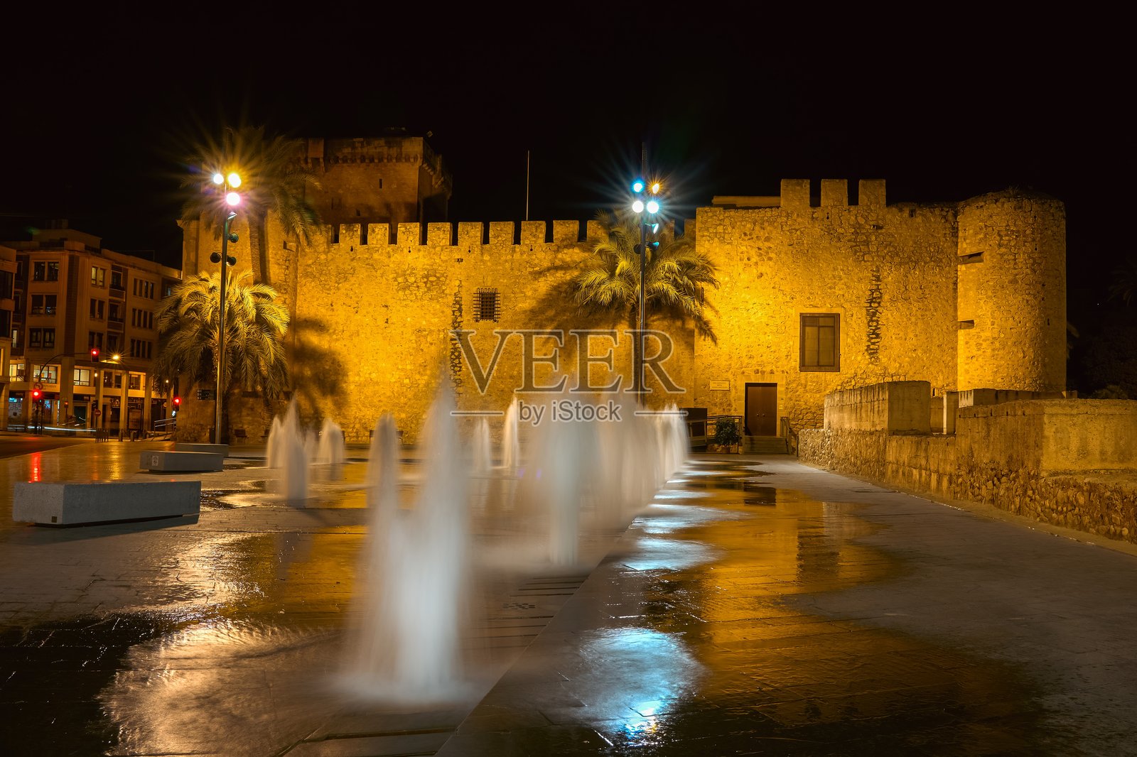 埃尔切，阿利坎特，2023年11月23日：埃尔切的阿尔塔米拉城堡或阿尔塔米拉宫夜景。位于西班牙阿利坎特的瓦伦西亚自治区埃尔切。照片摄影图片