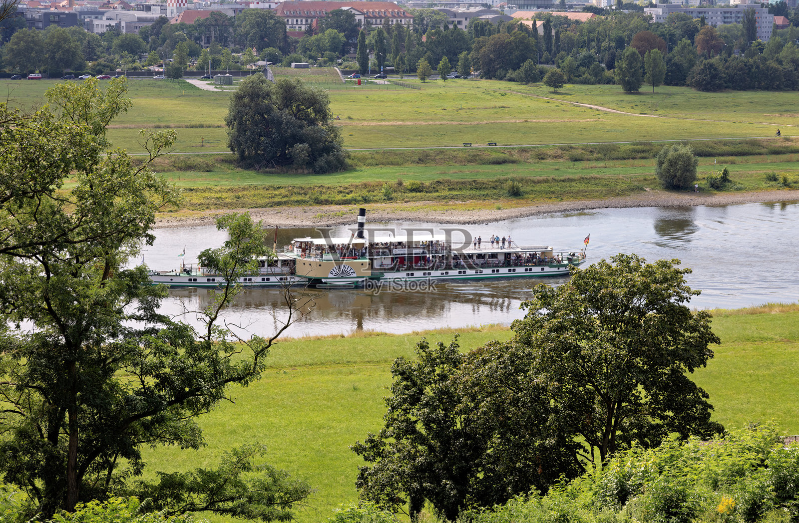 老式历史悠久的皮尔尼茨轮船在易北河上照片摄影图片