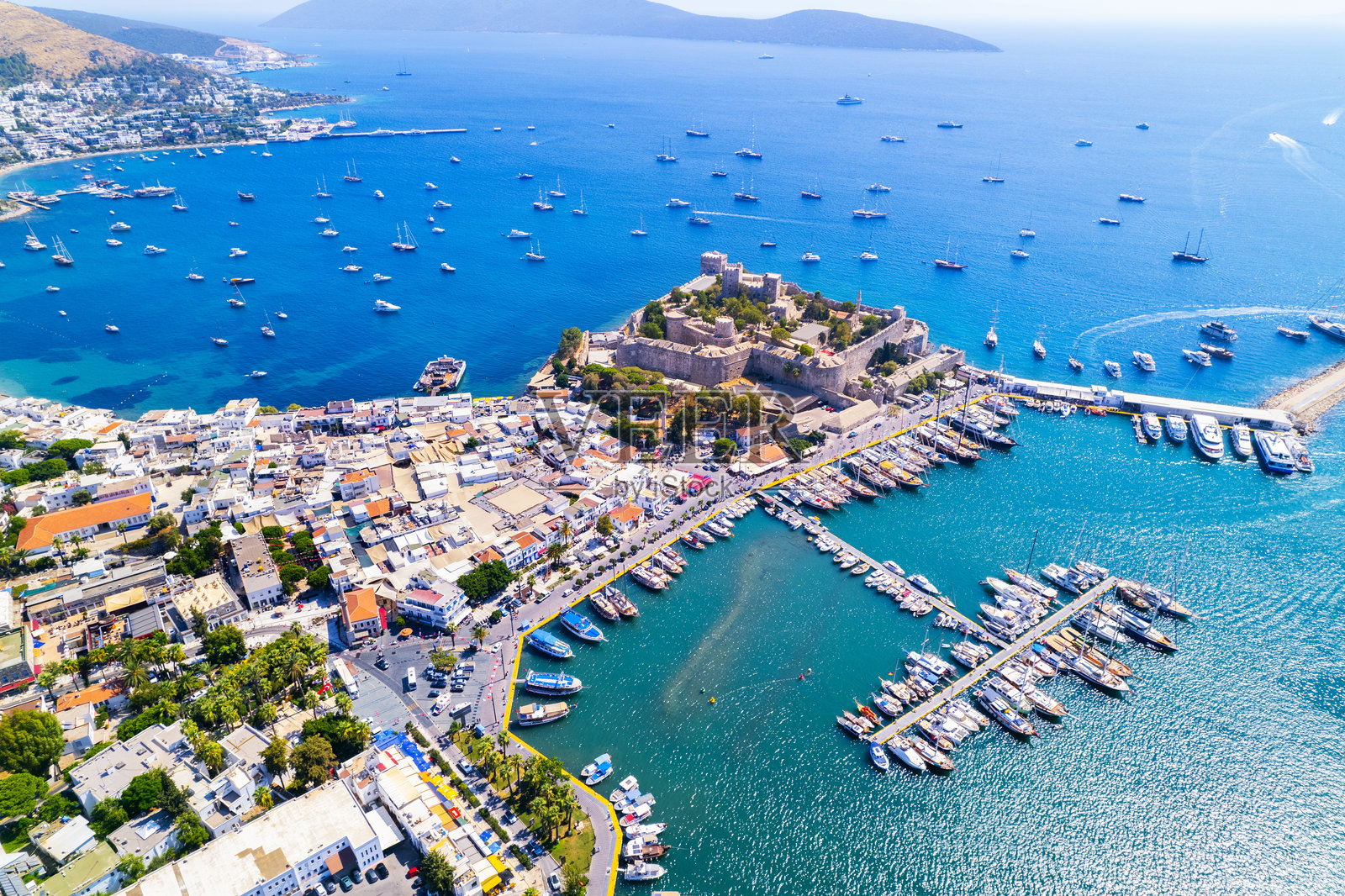 土耳其穆拉省博德鲁姆区。博德鲁姆城堡（圣彼得城堡）的鸟瞰图。无人机拍摄。照片摄影图片