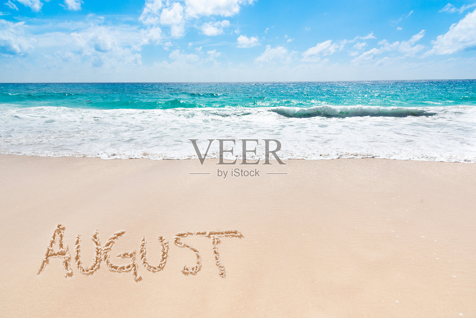 金色沙滩上写着“八月”照片摄影图片