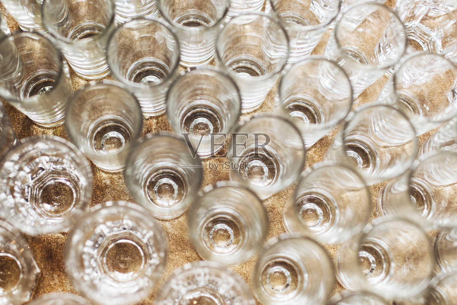 伏特加杯的俯视图。闪亮的水晶玻璃质感。宴会派对背景。照片摄影图片