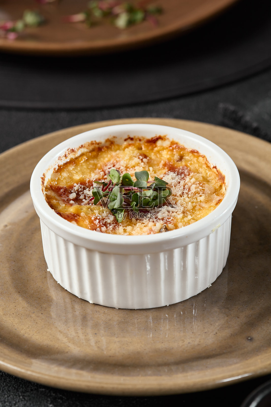 乡村风格的蘑菇奶酪细条在白色小烤碗中 - 温暖色调、柔和光线和质感对比照片摄影图片