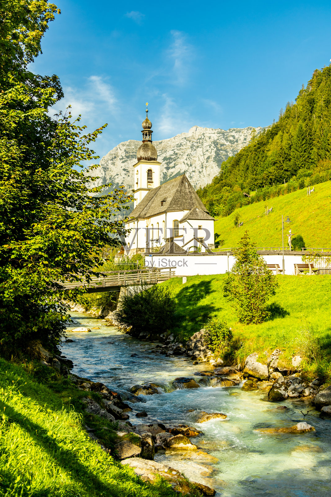 在巴伐利亚的贝希特斯加登，穿越美丽的晚夏徒步旅行，前往蓝冰冰川 - 贝希特斯加登阿尔卑斯山景观照片摄影图片