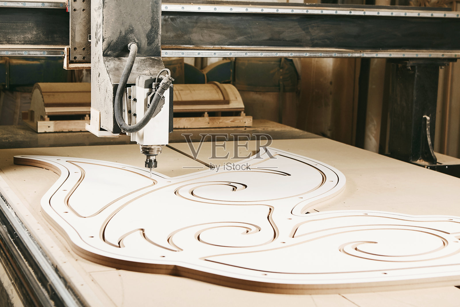 数控木工机在画布上切割圆形复杂线条。计算机数控。CNC。照片摄影图片