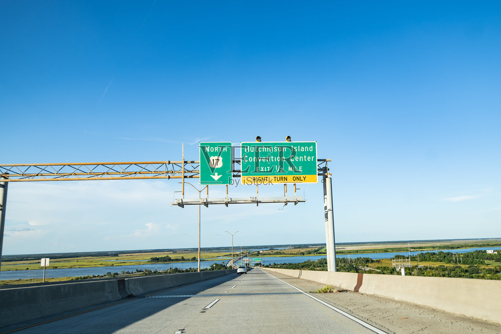 乔治亚州萨凡纳的塔尔马奇纪念桥上的US-17标志照片摄影图片