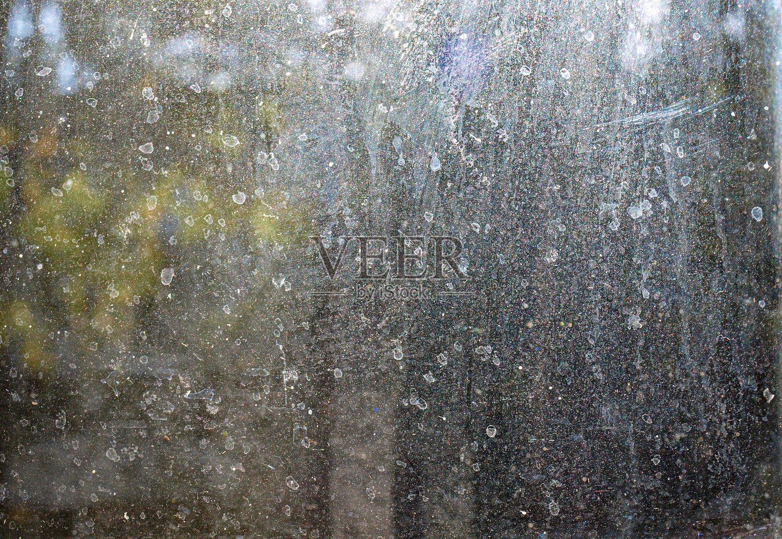 阳光下的污垢斑驳的彩色玻璃窗纹理照片摄影图片