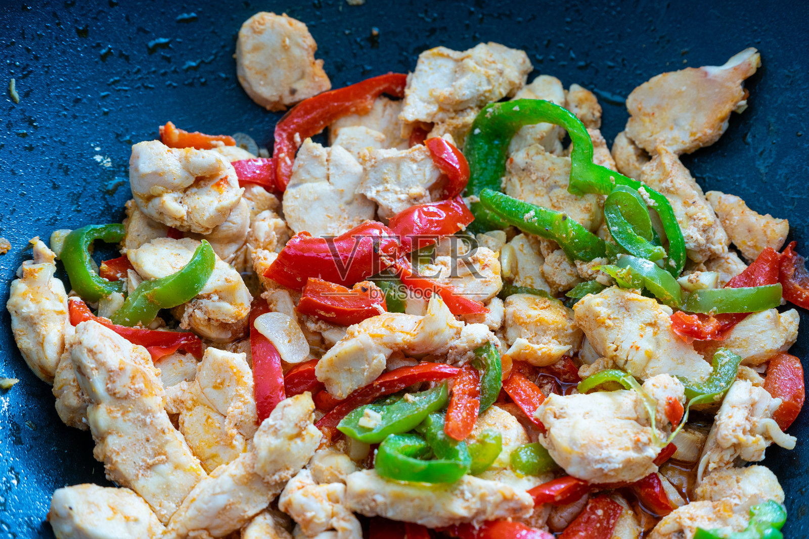 炒鸡肉配鲜艳的彩椒。照片摄影图片