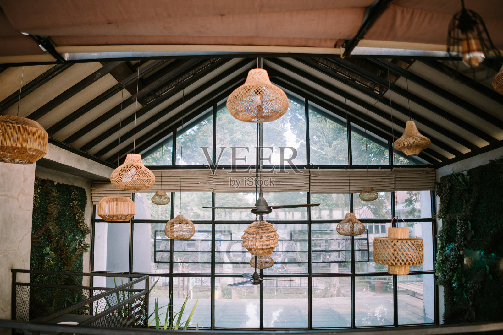 装饰灯点缀在餐厅建筑的墙壁上，散发出温暖而迷人的光芒，为食客营造出舒适的氛围。照片摄影图片