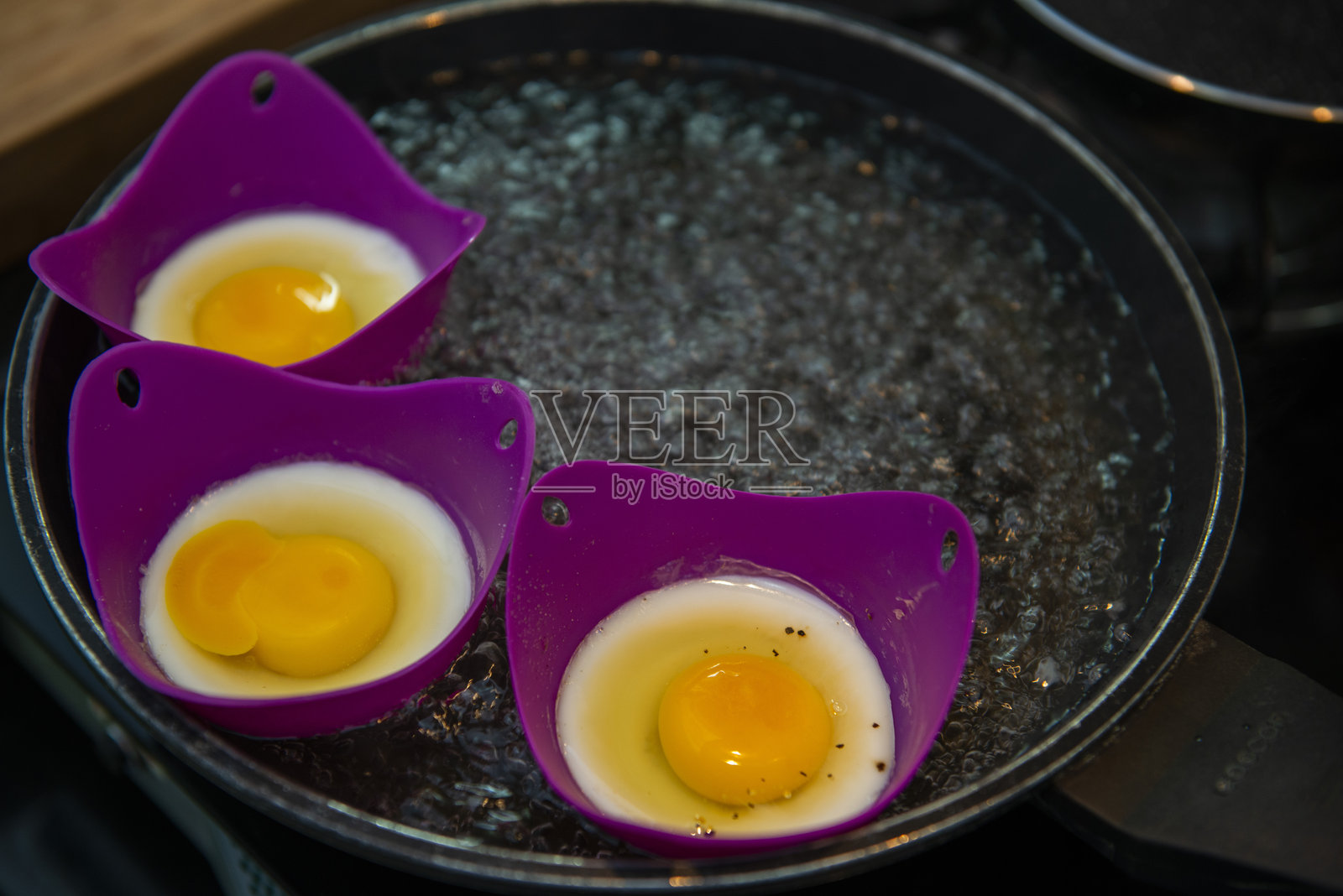 平底锅上的鸡蛋照片摄影图片