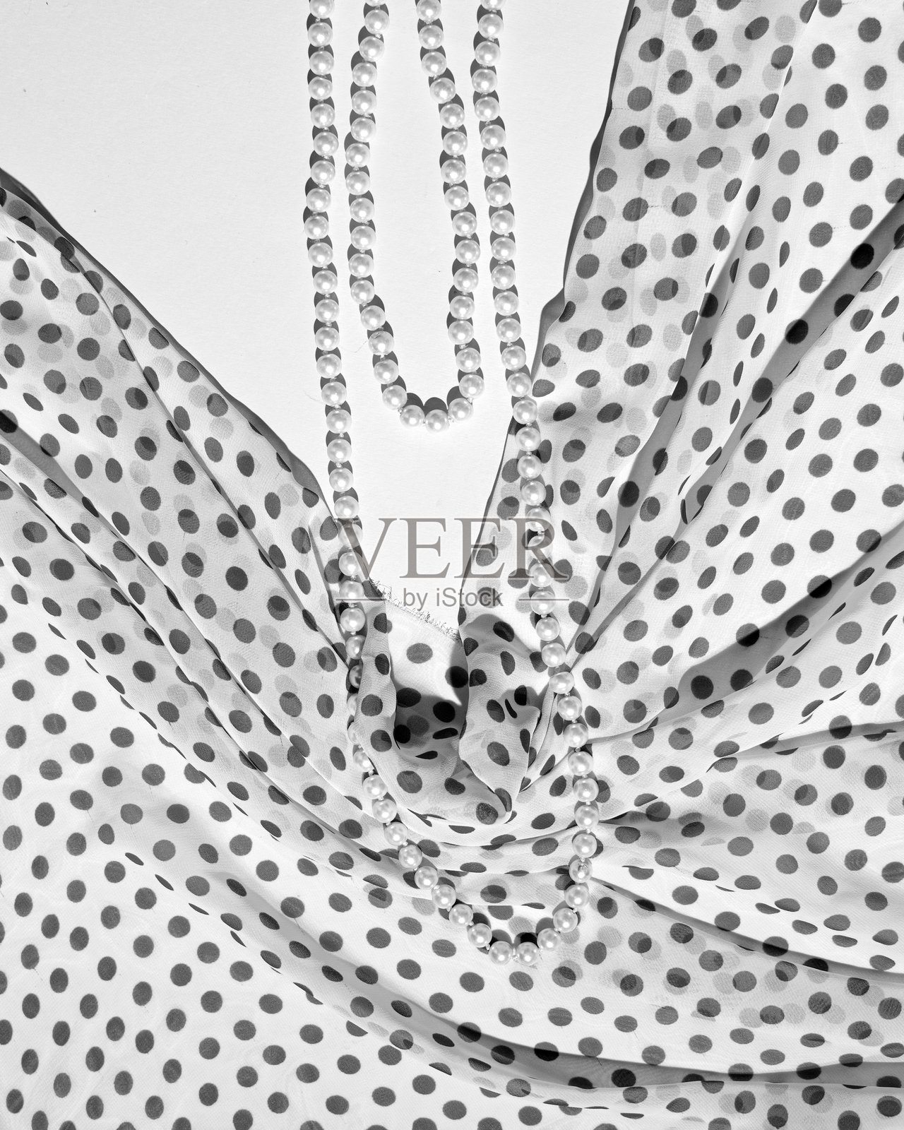 珍珠项链和复古波点夏季连衣裙的细节，高级时尚。照片摄影图片