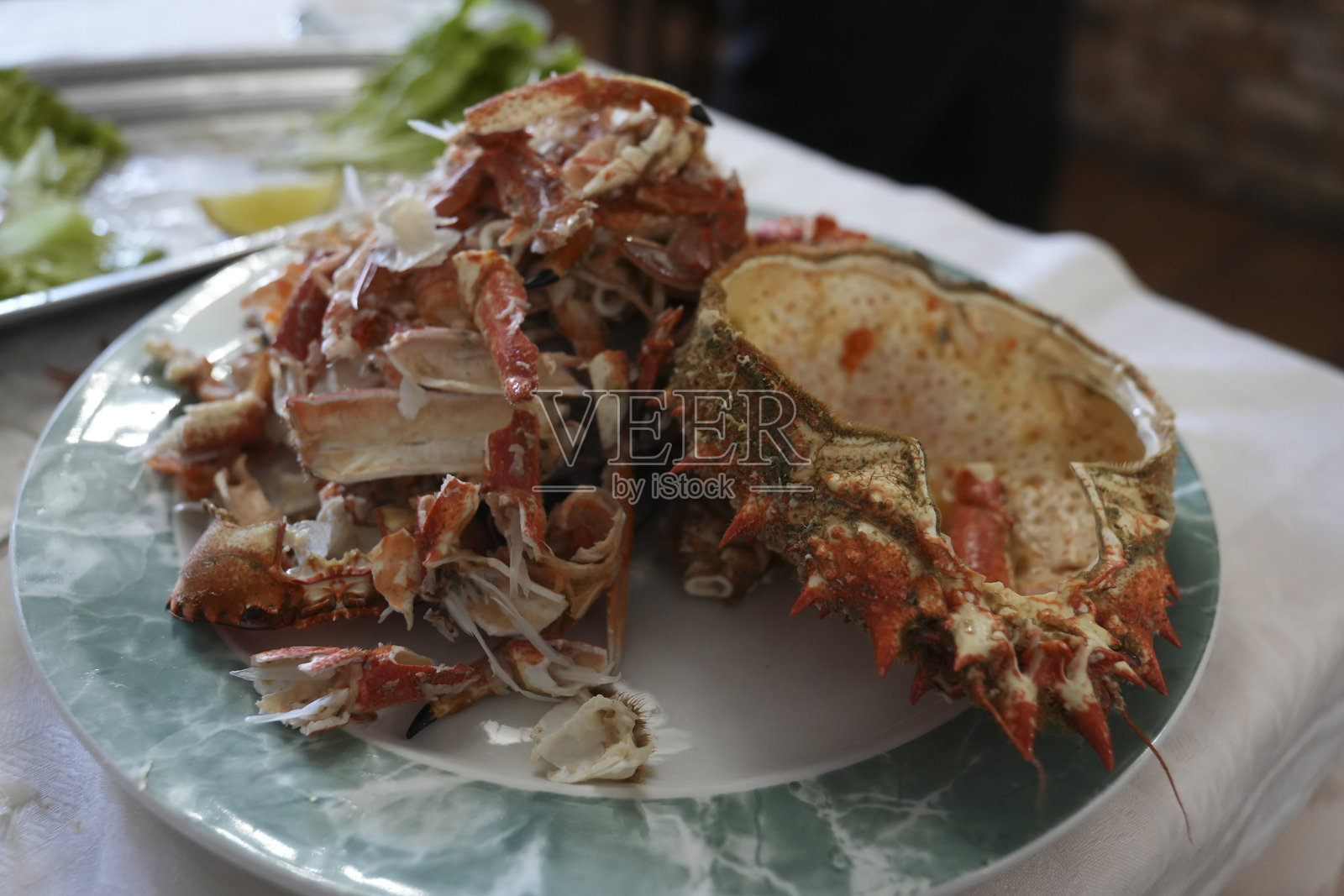 吃完后剩下的螃蟹和海鲜的盘子照片摄影图片