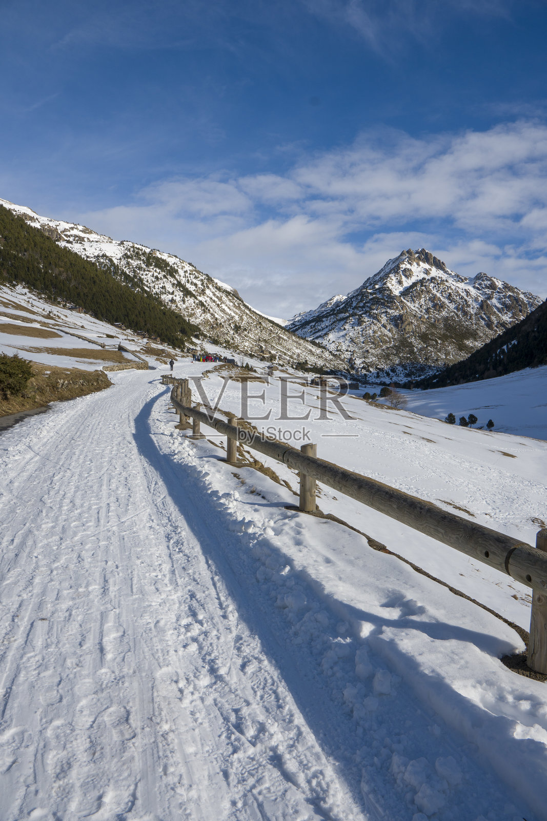 英克尔斯谷是安道尔众多绝美自然景点之一。它位于塔特尔和卡尼略镇之间，其特有的U形状表明它是由冰川形成的。照片摄影图片