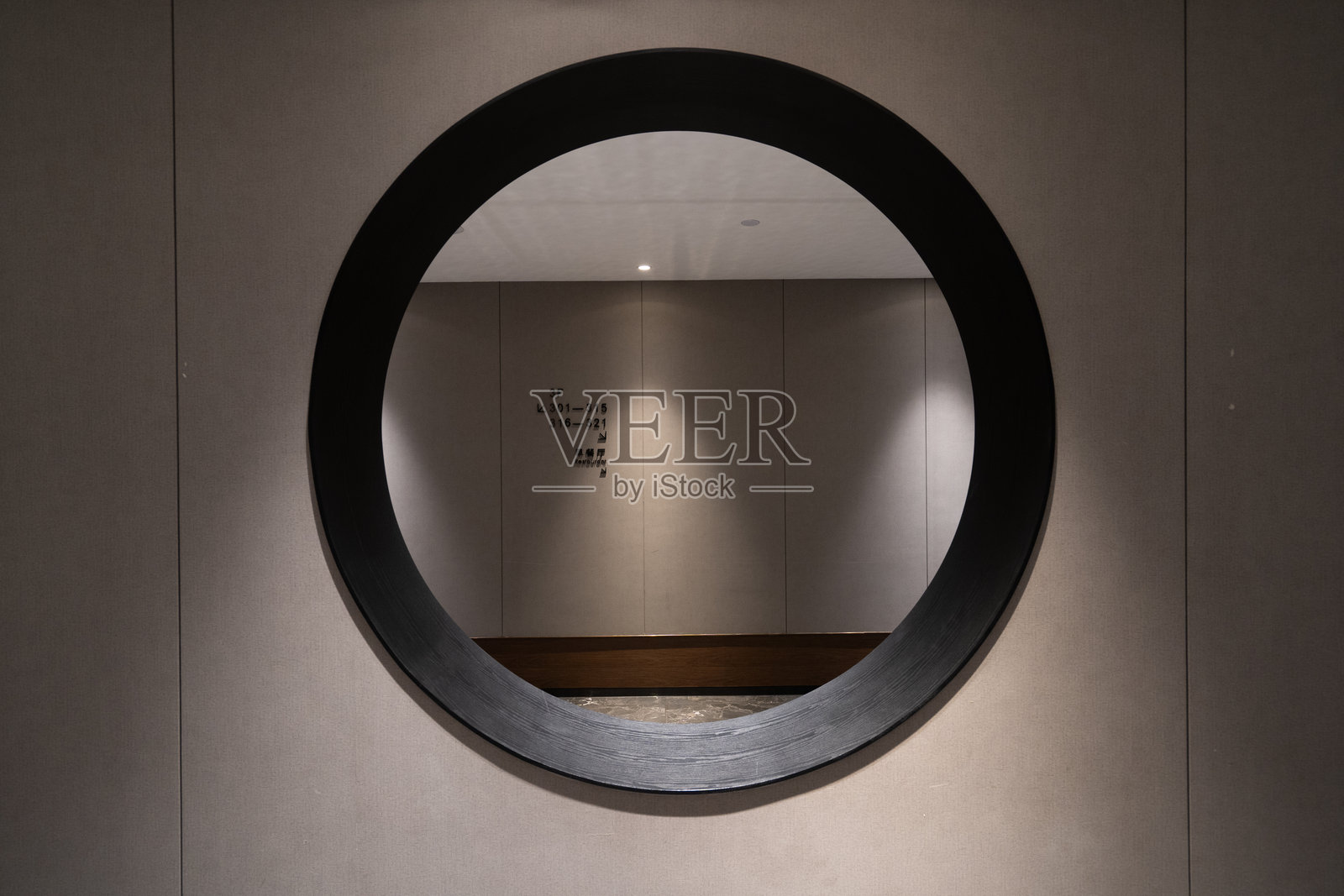 圆形窗户外走廊照片摄影图片