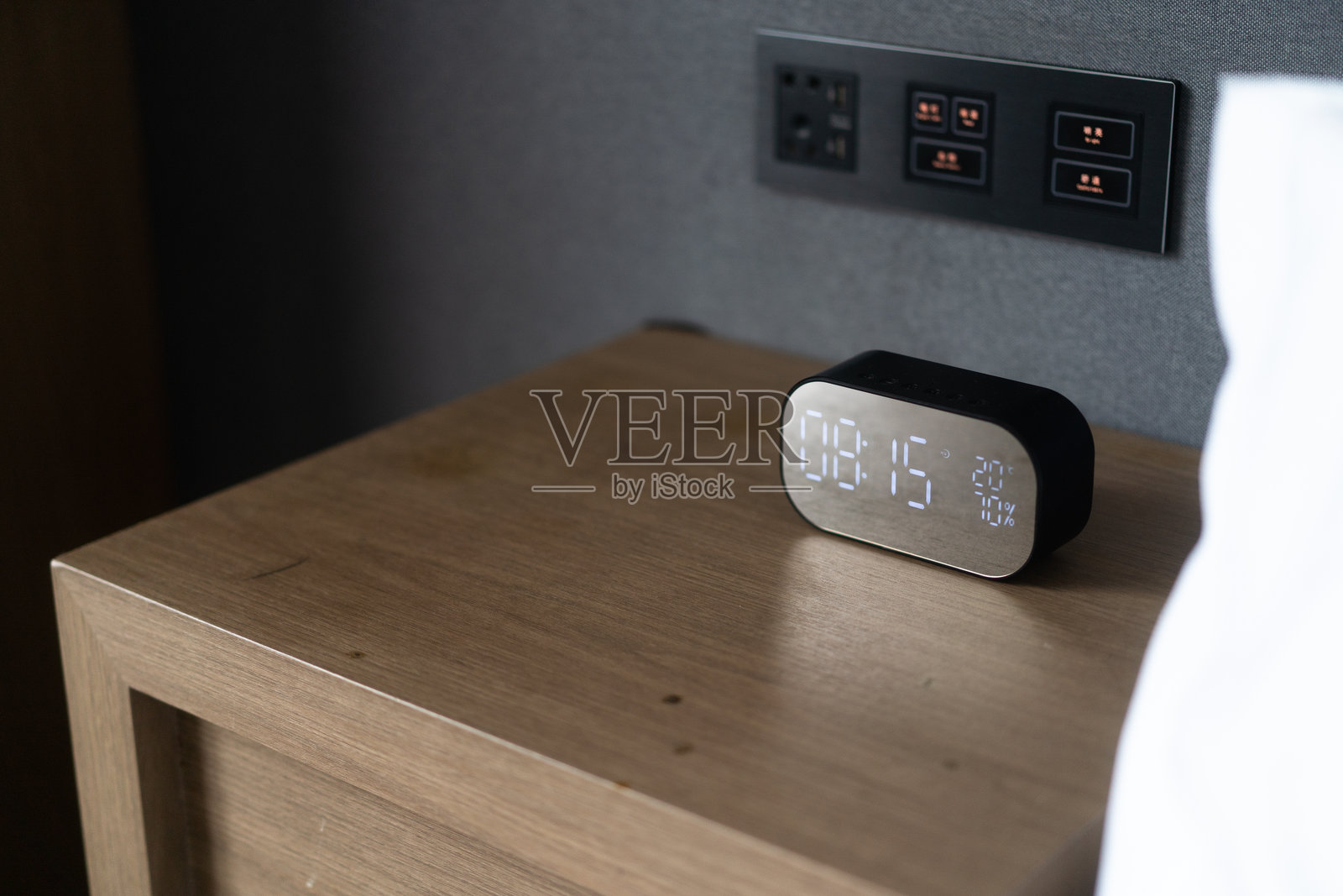 宾馆客房床头柜上数显电子钟照片摄影图片