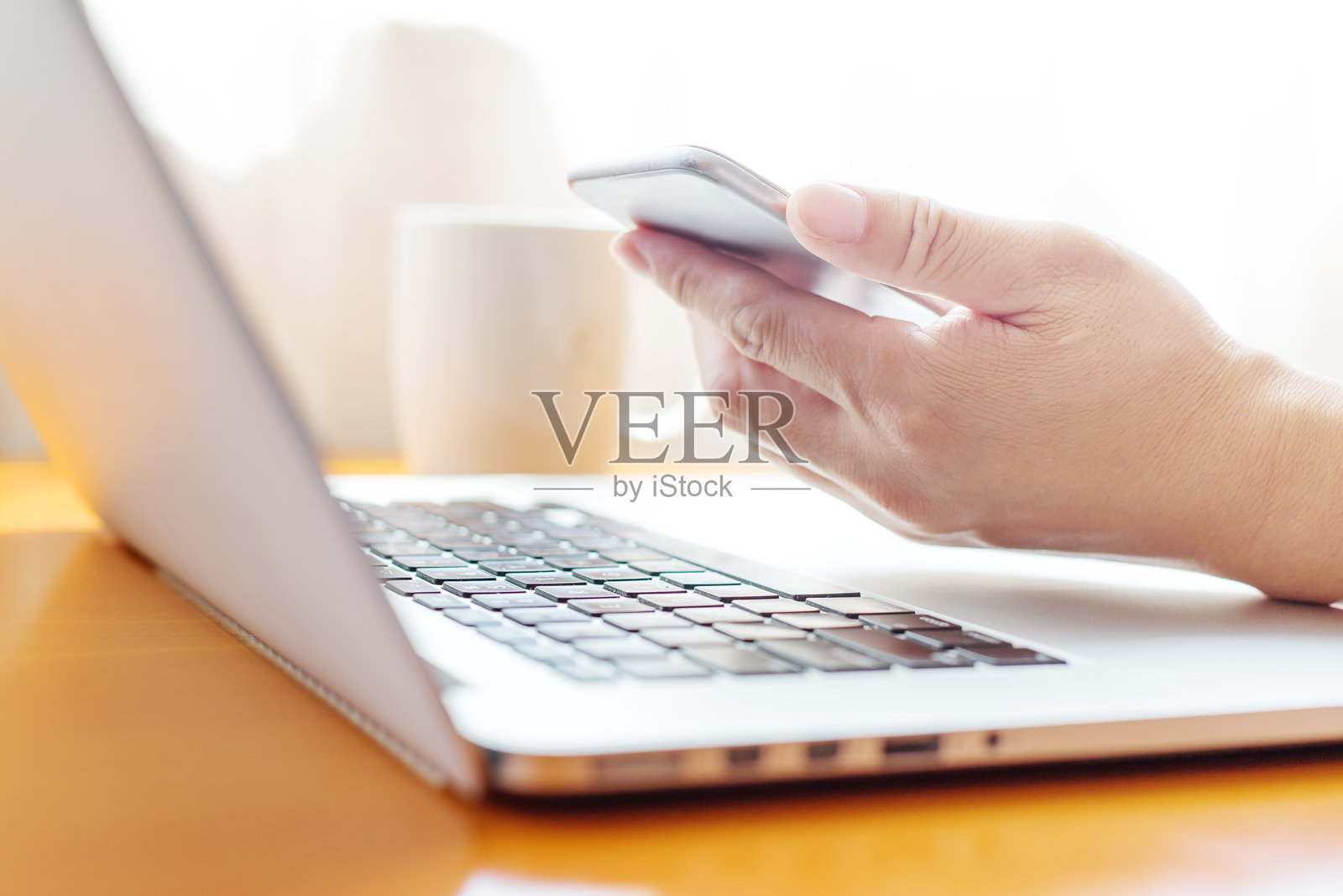 商务人士在笔记本电脑上工作照片摄影图片