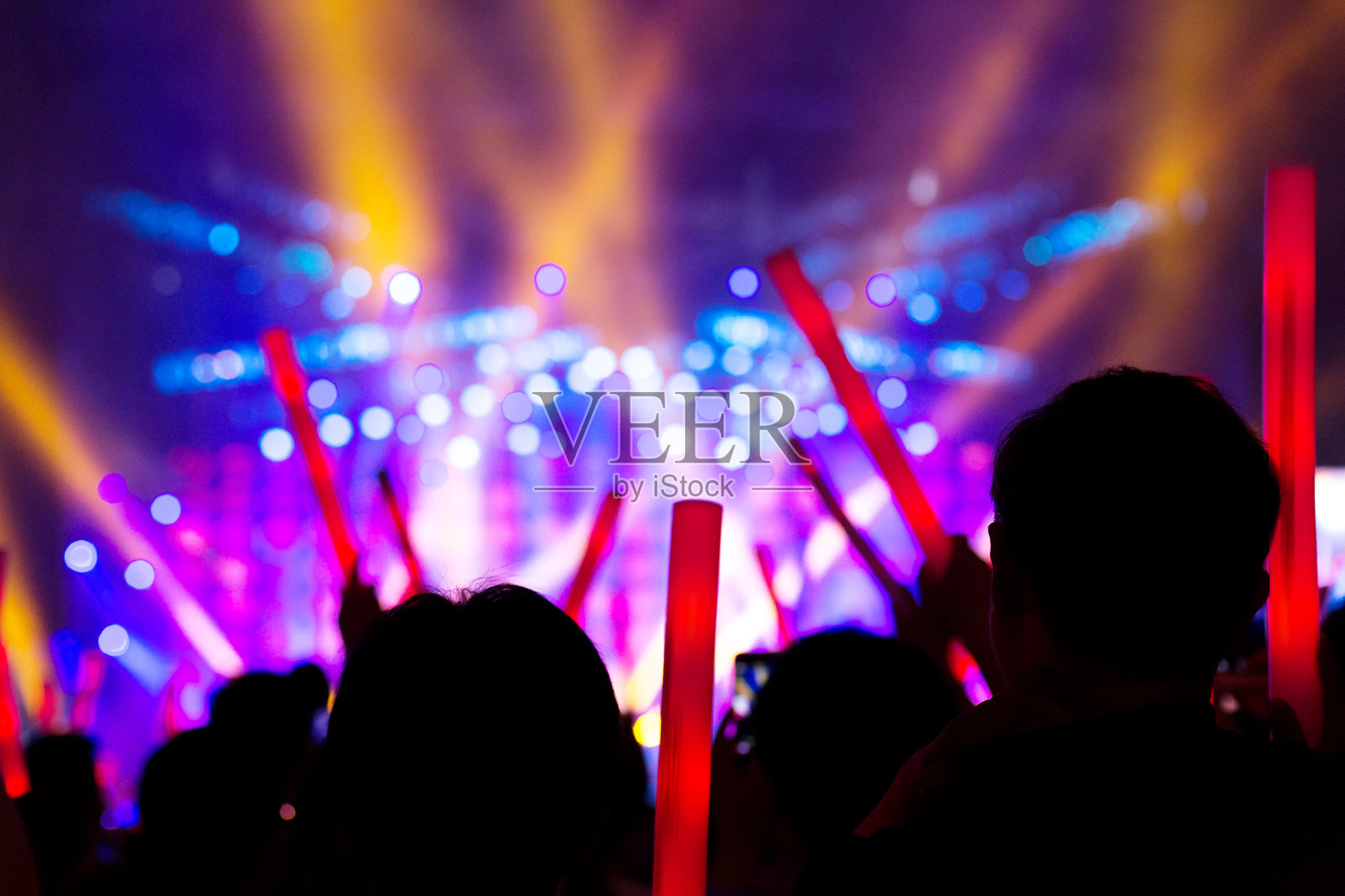 演唱会上挥舞荧光棒的歌迷照片摄影图片