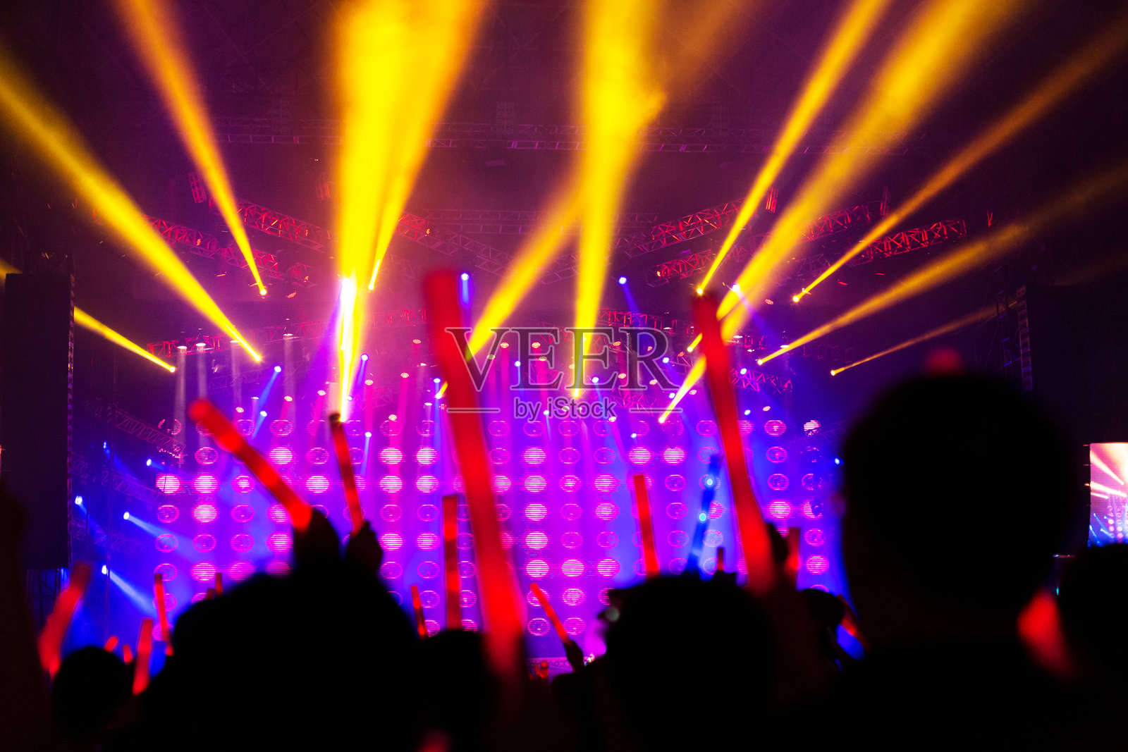 演唱会上挥舞荧光棒的歌迷照片摄影图片