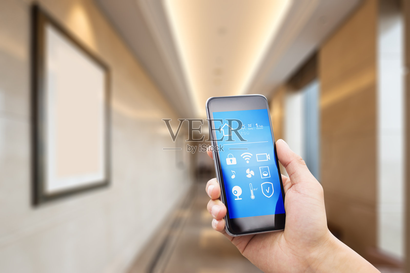 家里使用手机智能家居APP照片摄影图片