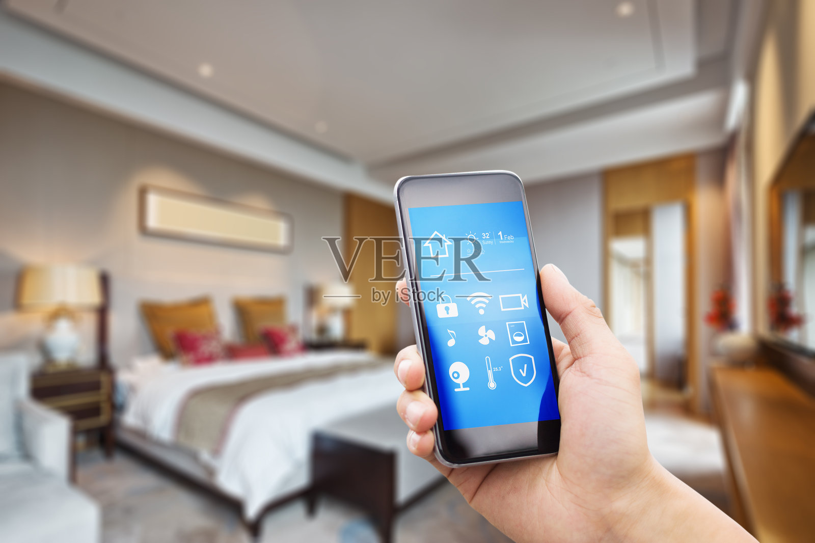 卧室使用手机智能家居APP照片摄影图片