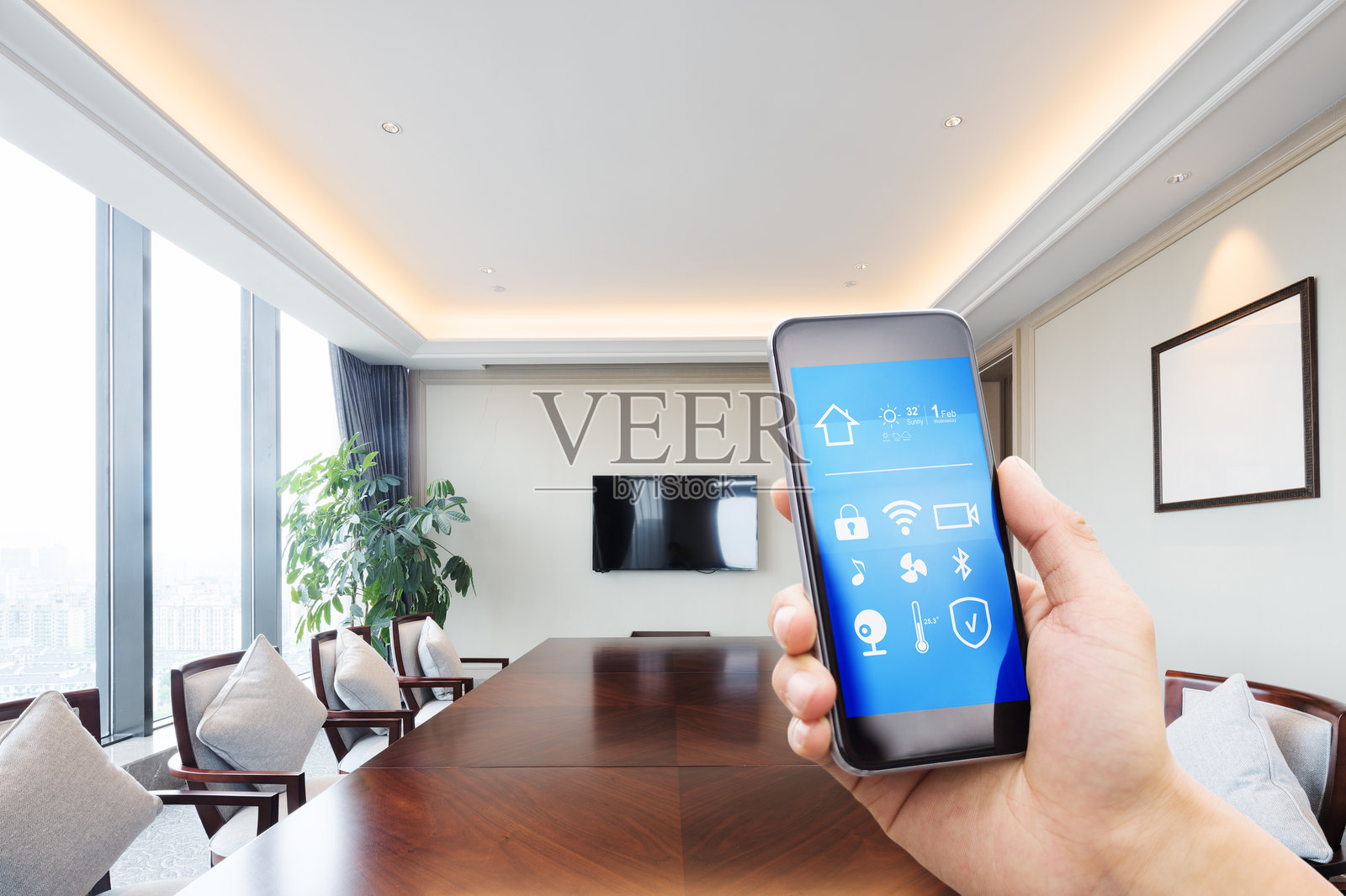 会议室使用手机智能家居APP照片摄影图片