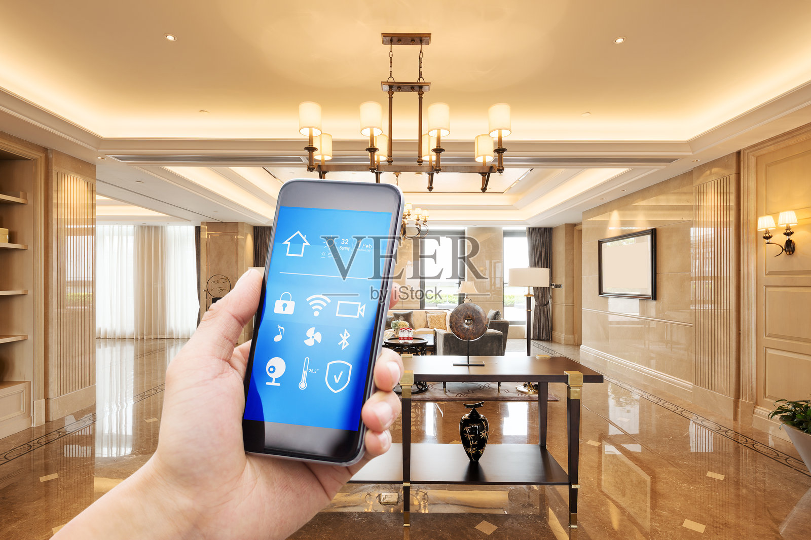 客厅使用手机智能家居APP照片摄影图片