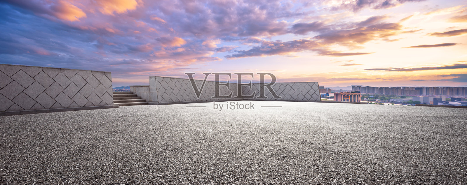 空旷柏油马路和傍晚现代城市照片摄影图片