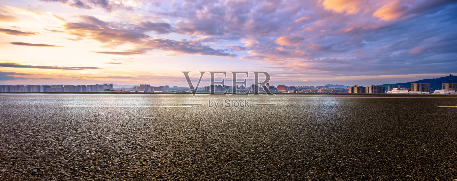 空旷柏油马路和傍晚现代城市照片摄影图片