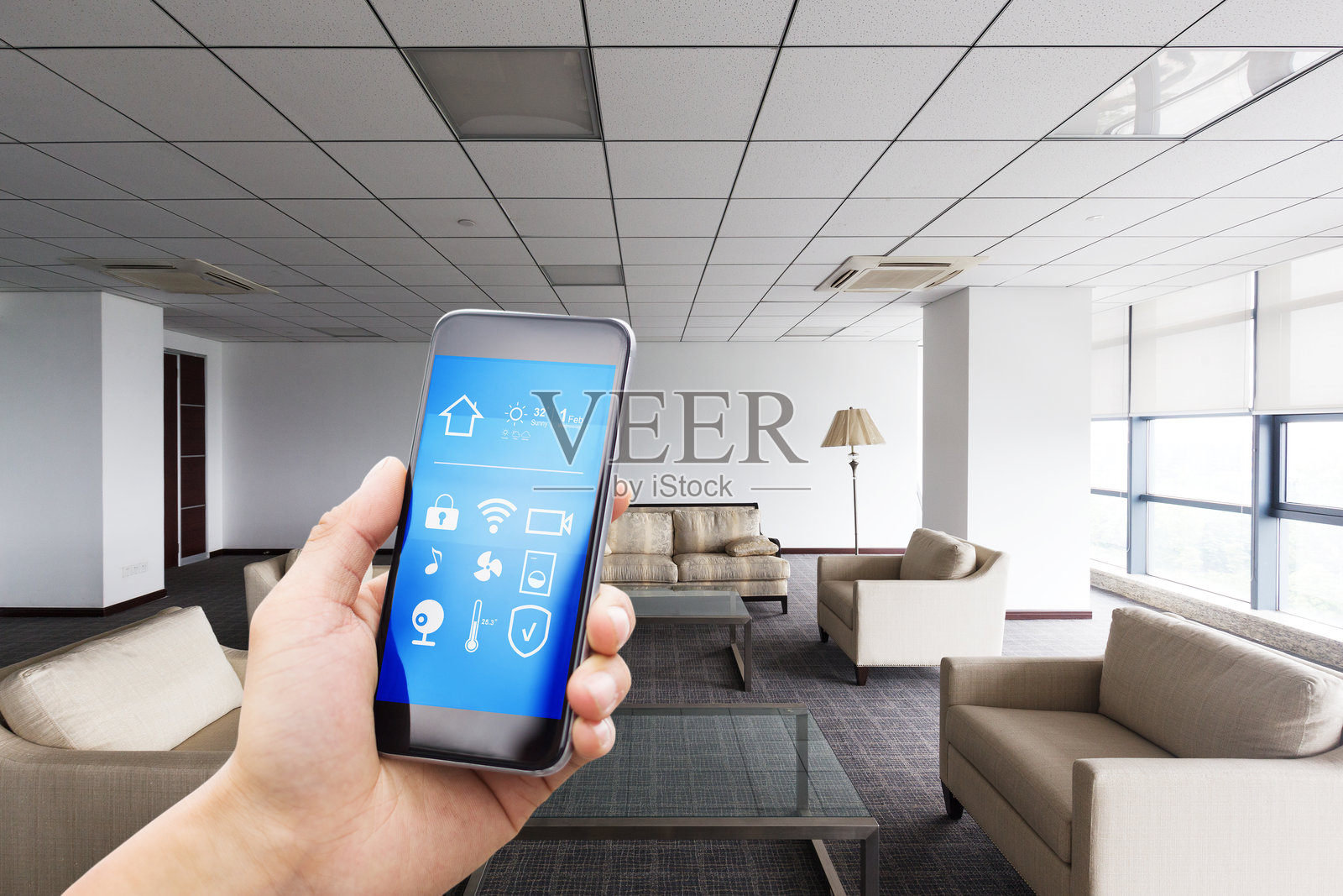 洽谈室使用手机智能家居APP照片摄影图片