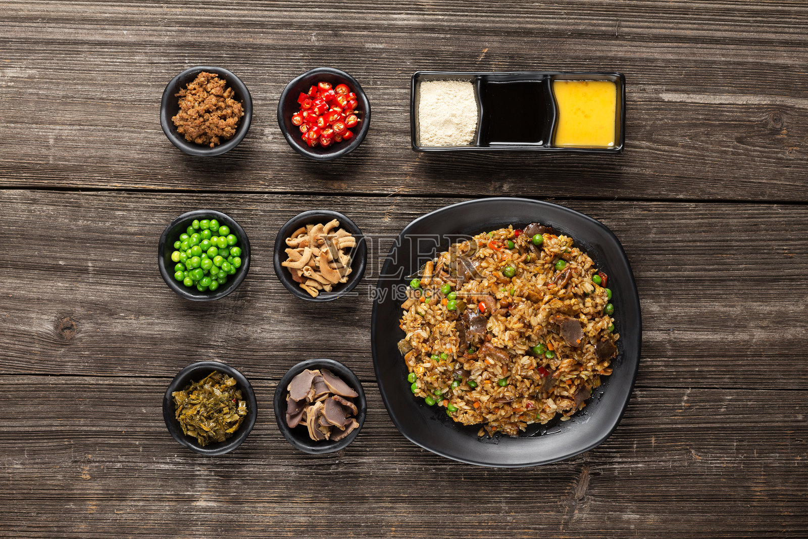 餐桌上日式炒饭照片摄影图片