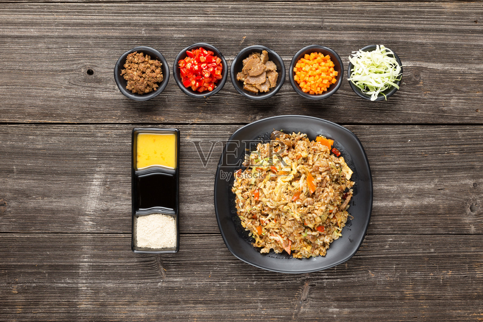 餐桌上日式炒饭照片摄影图片