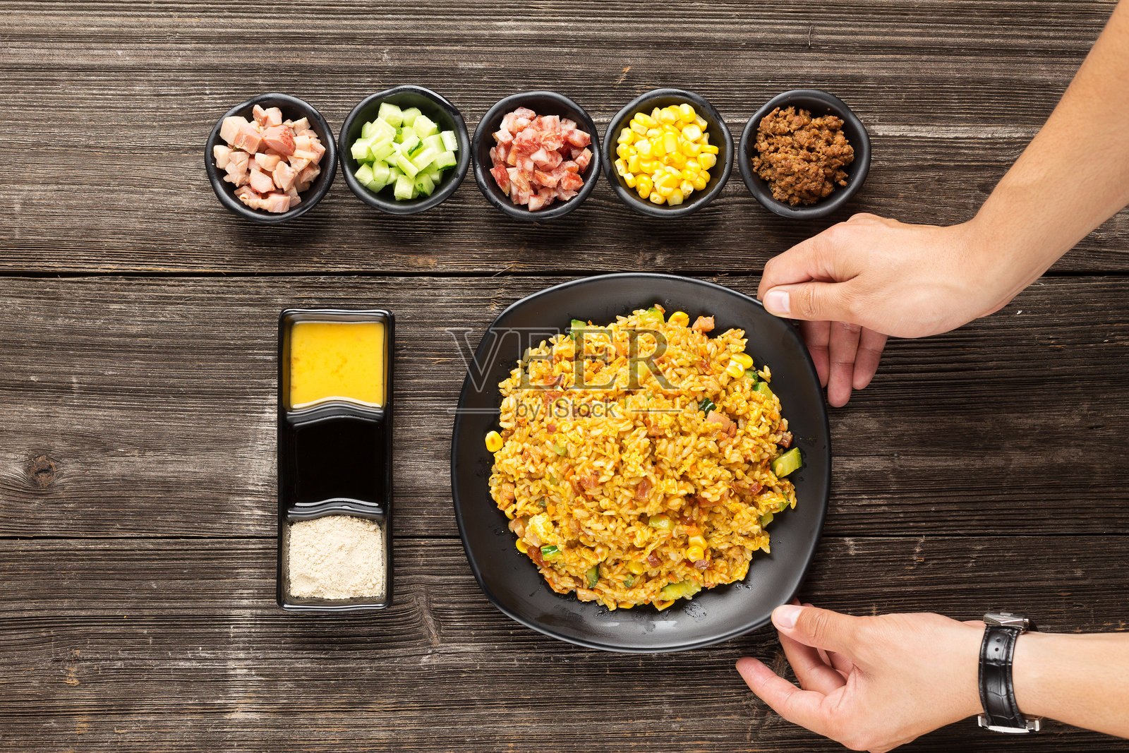 餐桌上日式炒饭照片摄影图片