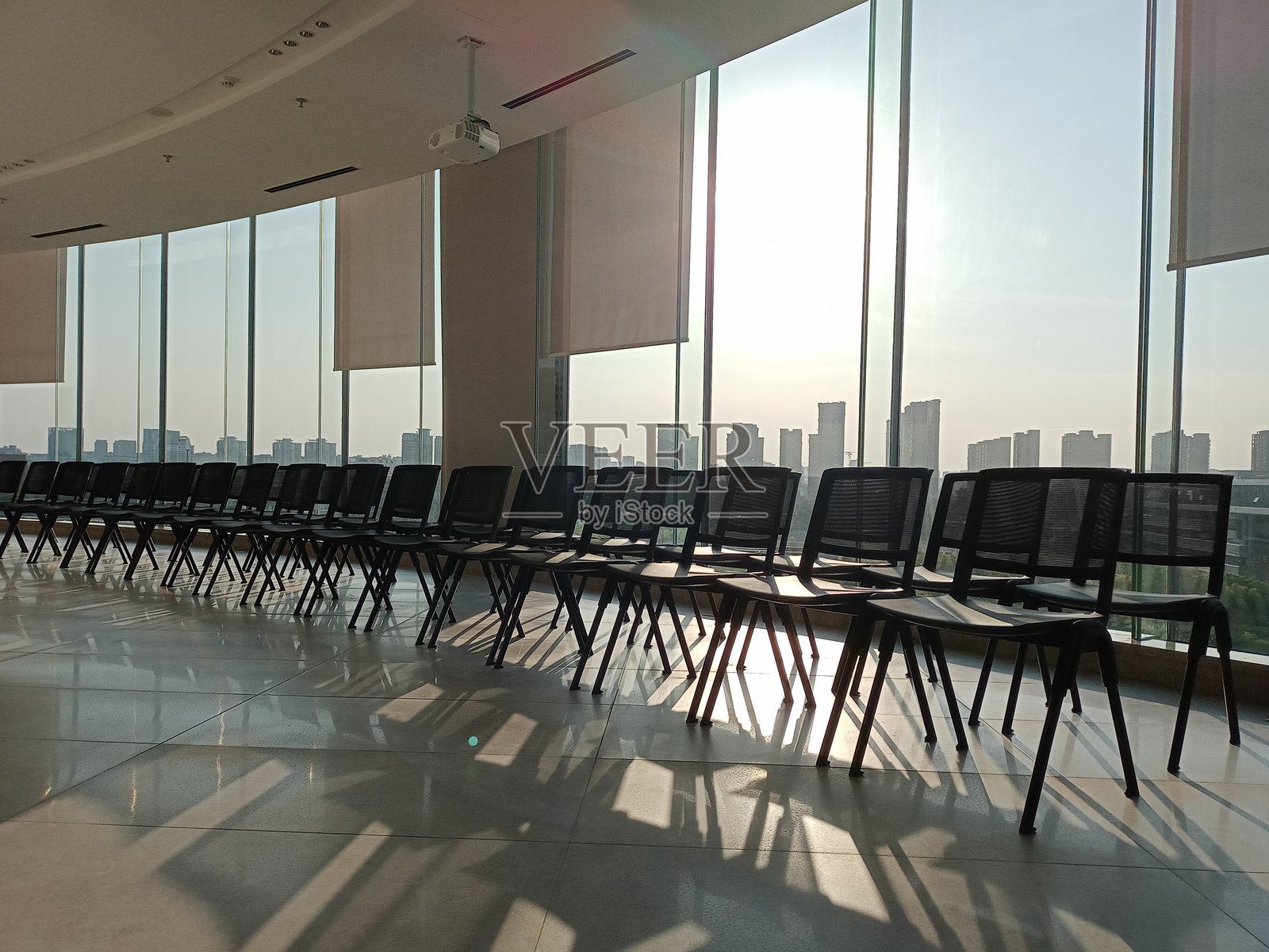 高层建筑圆形会议室照片摄影图片