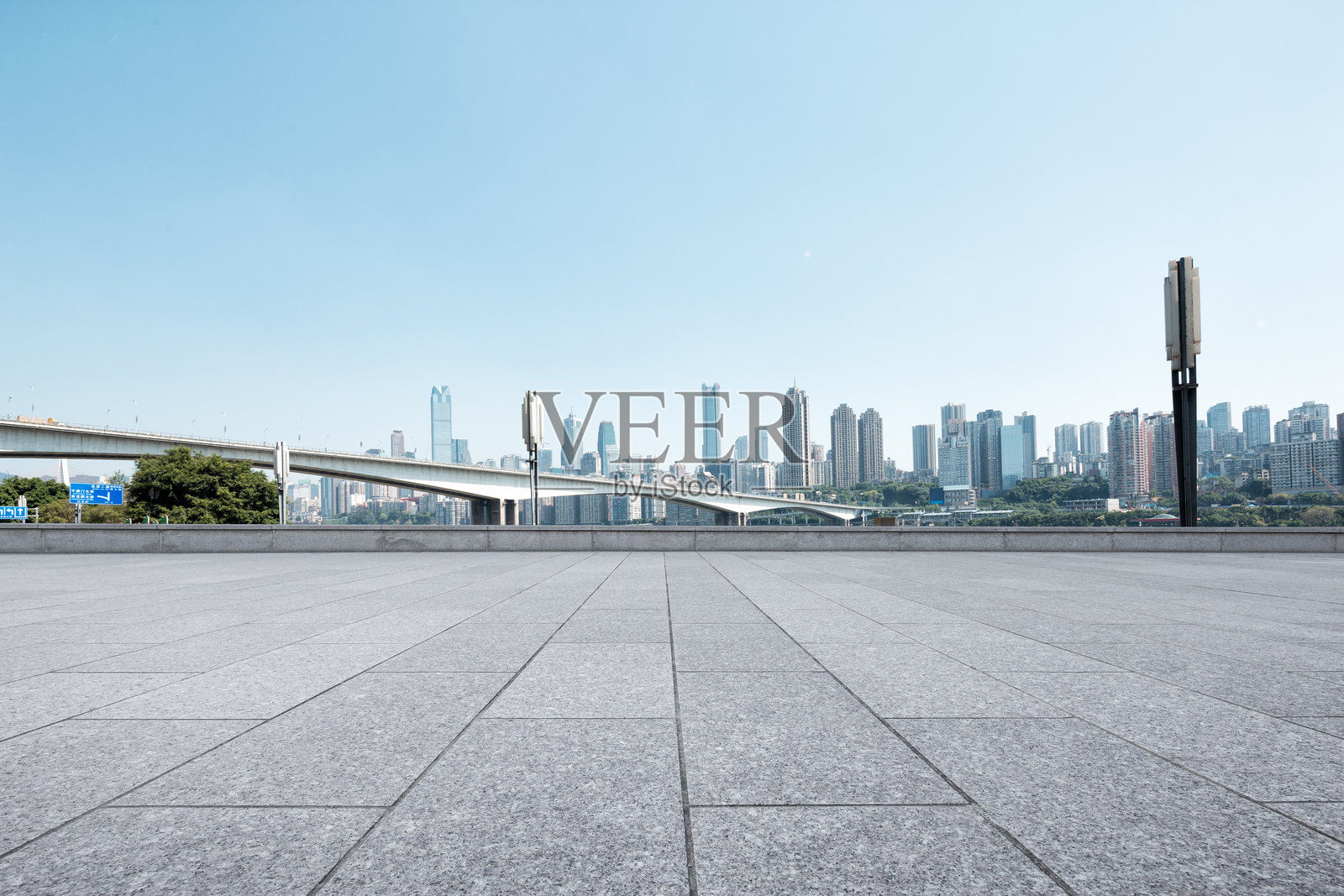 空的砖路和重庆城市天际线照片摄影图片