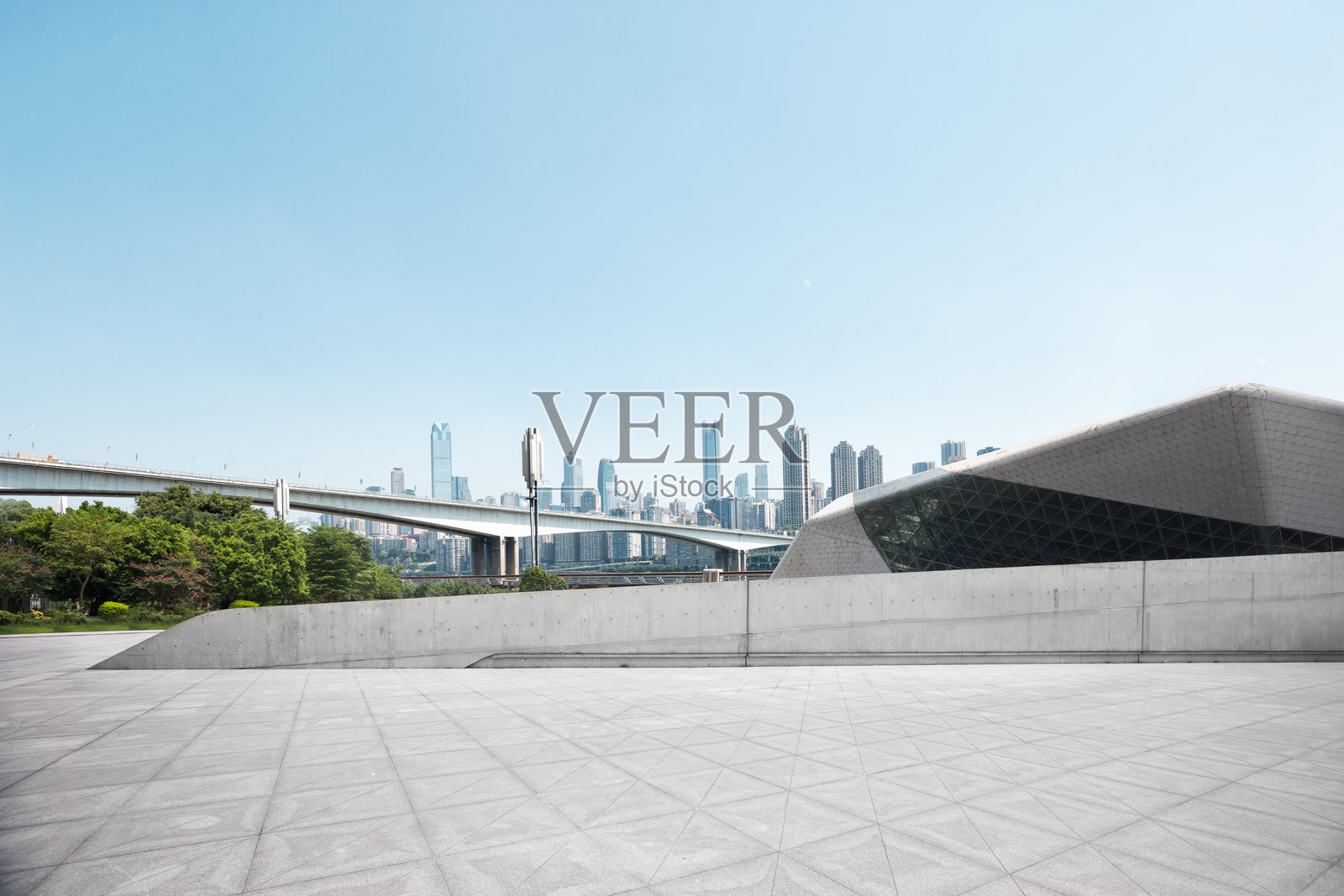 空的砖路和重庆城市天际线照片摄影图片