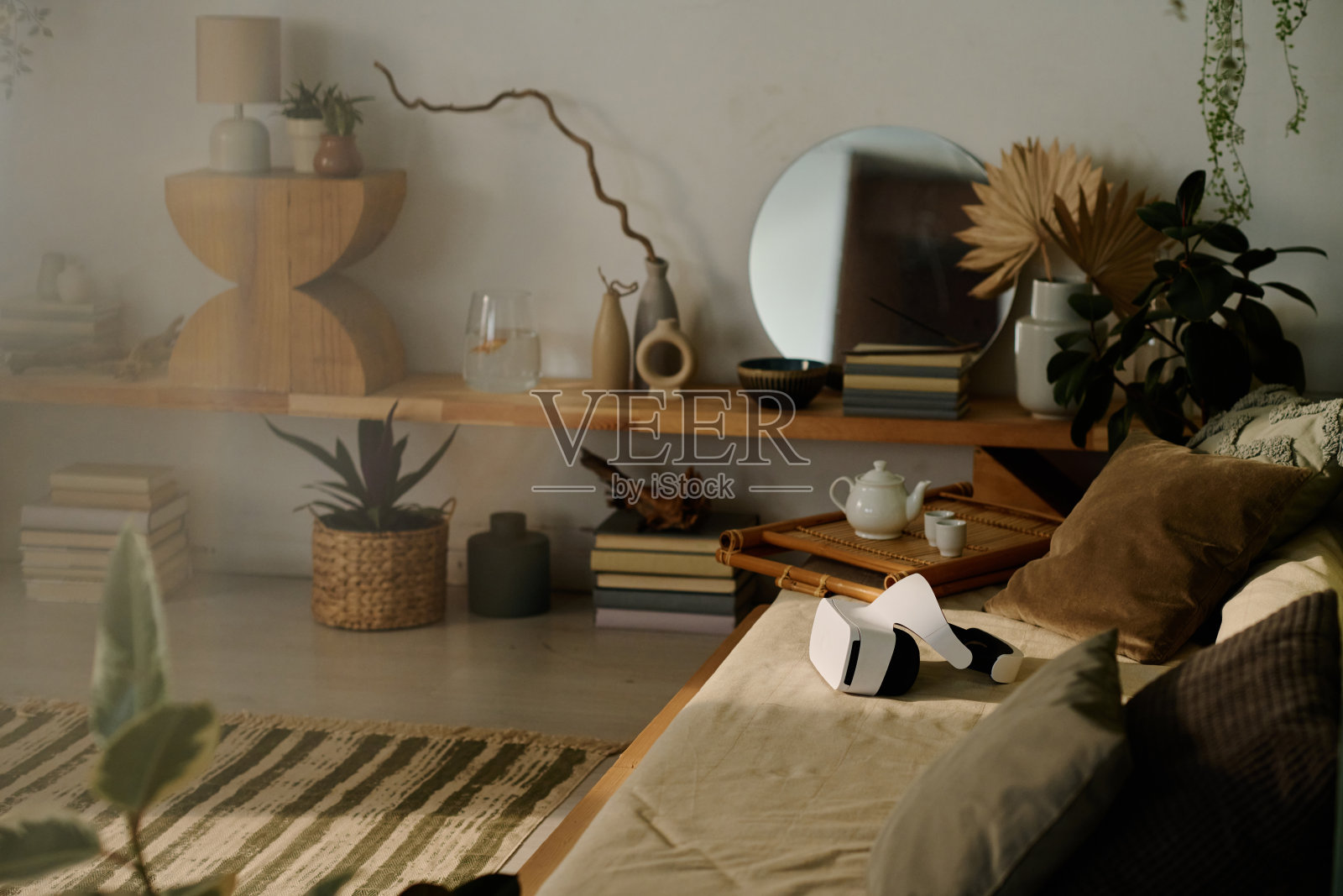 现代侘寂风格客厅中的物品照片摄影图片