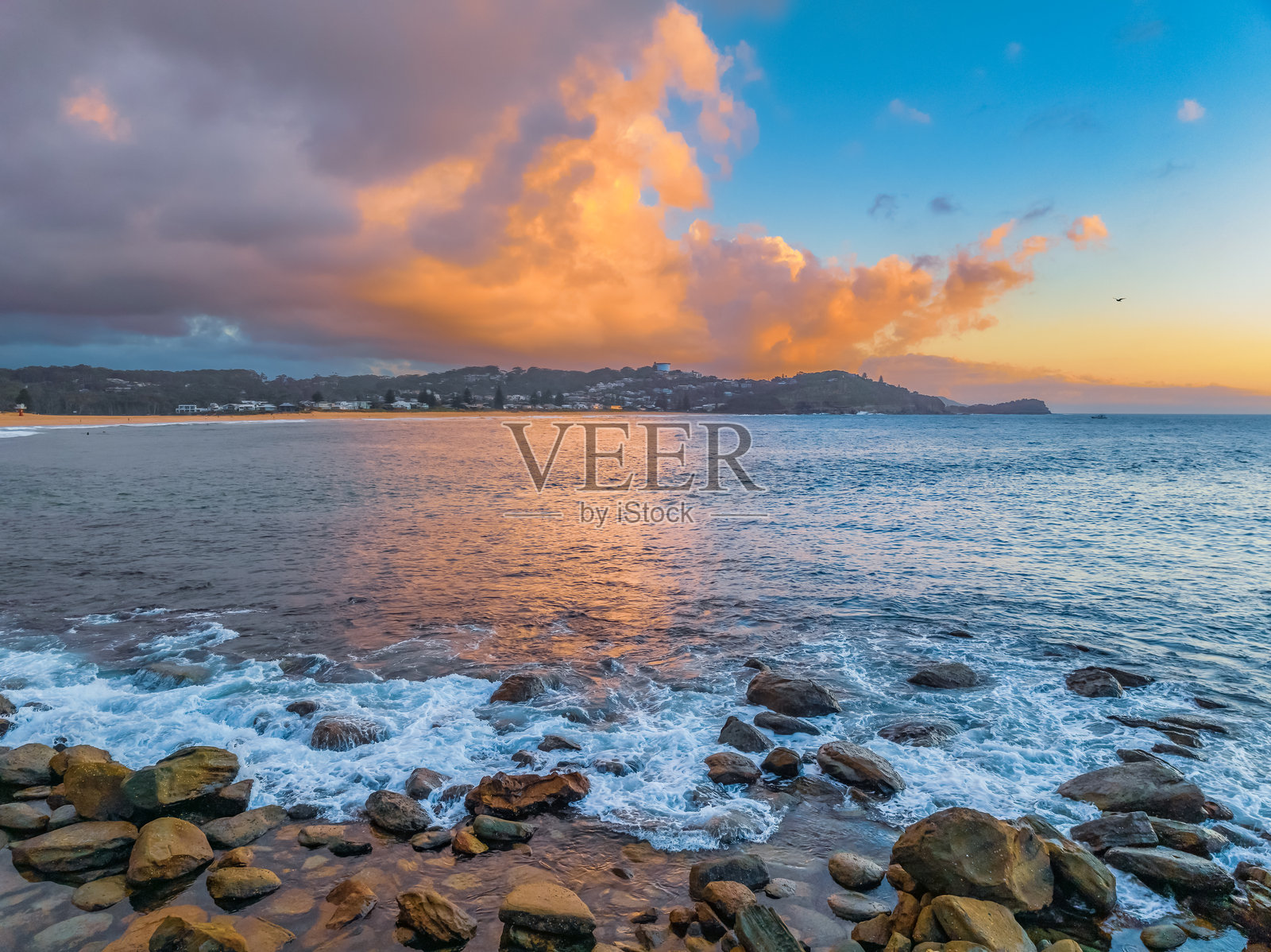 海边阴郁的早晨，捕捉日出与云层密布的天空照片摄影图片