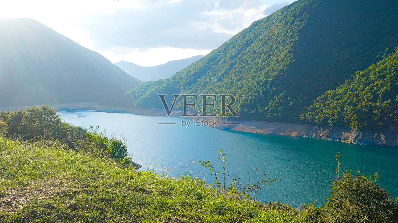 皮瓦湖绿山照片摄影图片