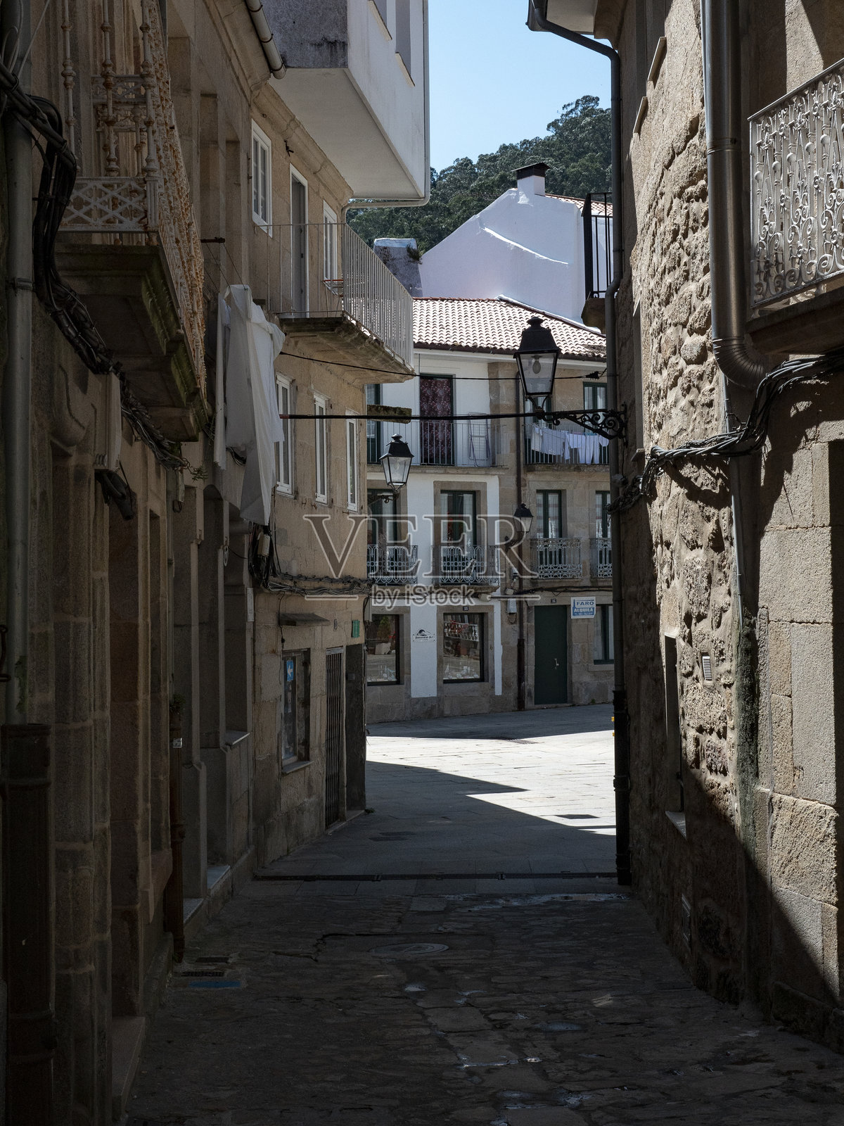 西班牙穆罗斯村典型的狭窄街道照片摄影图片